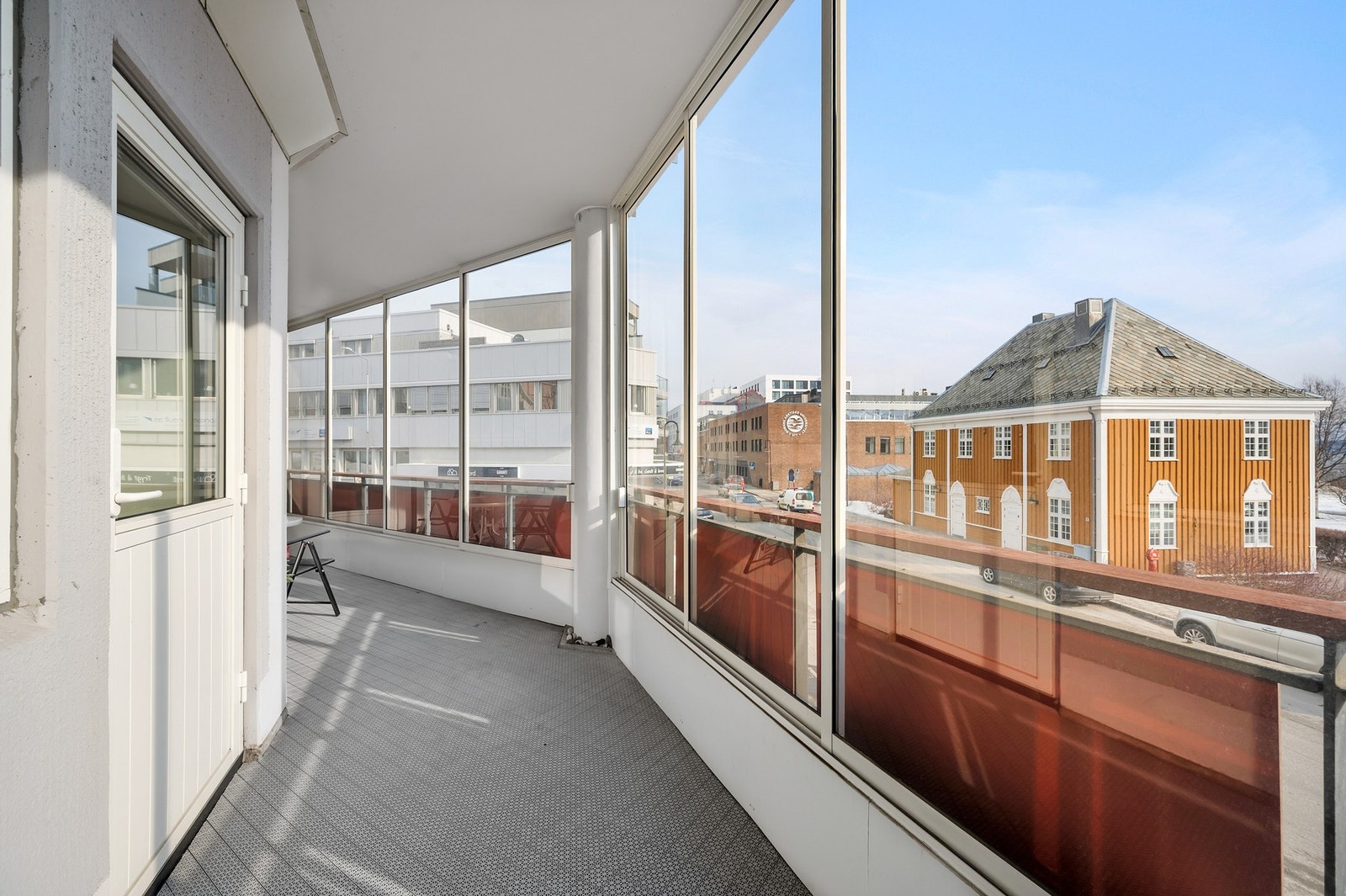 Innglassingen har skyvedører og gjør det enkelt og åpne opp ved behov. Galleribilde