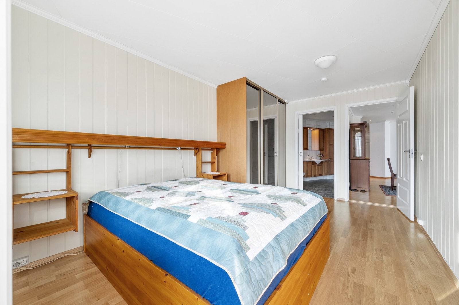 God plass til dobbeltseng og direkte adkomst til badet fra soverommet. Galleribilde