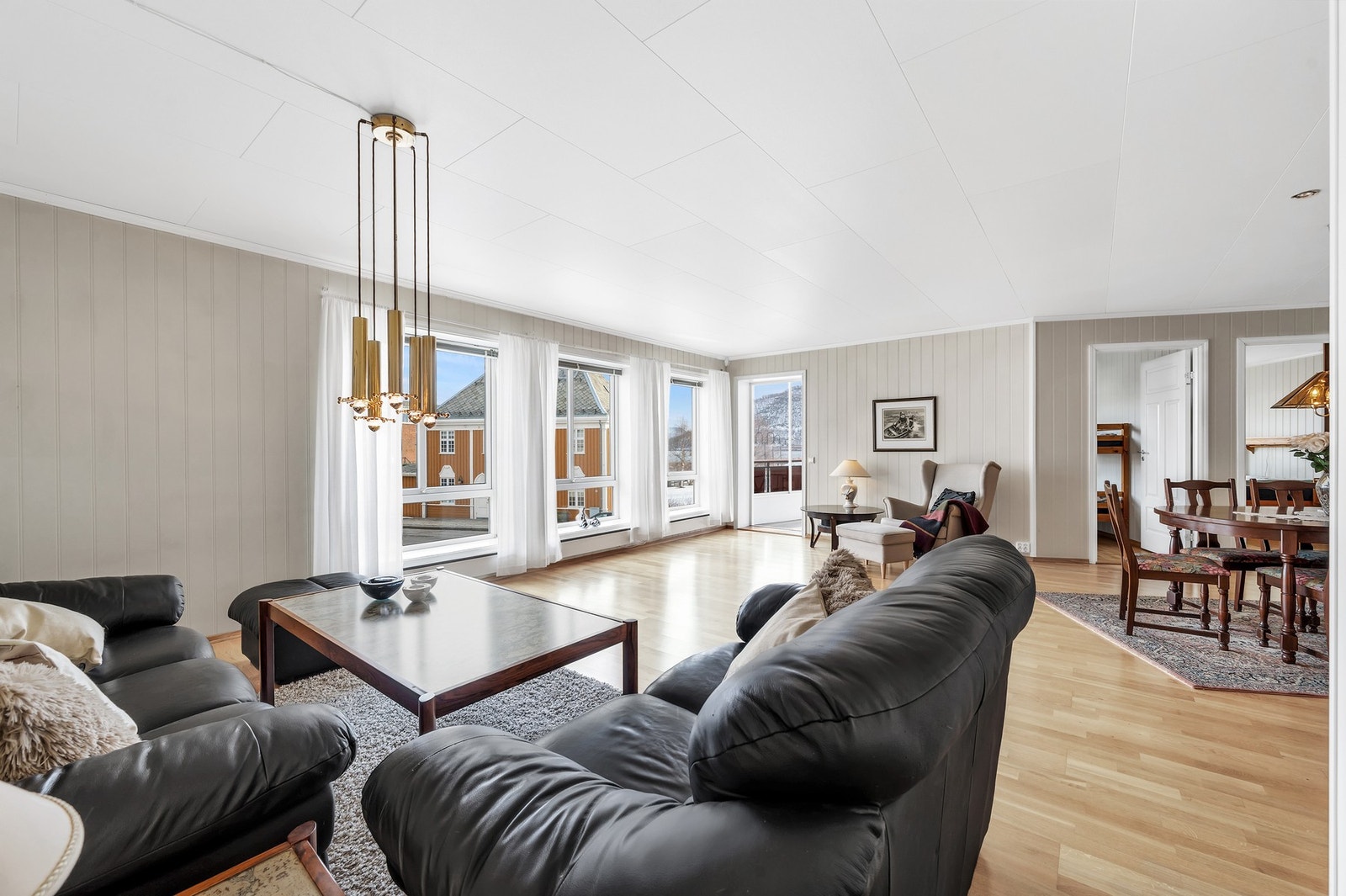 Store vindusflater gir godt med naturlig lysinnslipp. Galleribilde