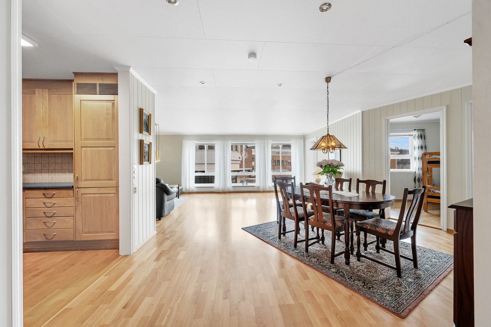 God plass til større spisebord i tilknytning til kjøkken. Galleribilde