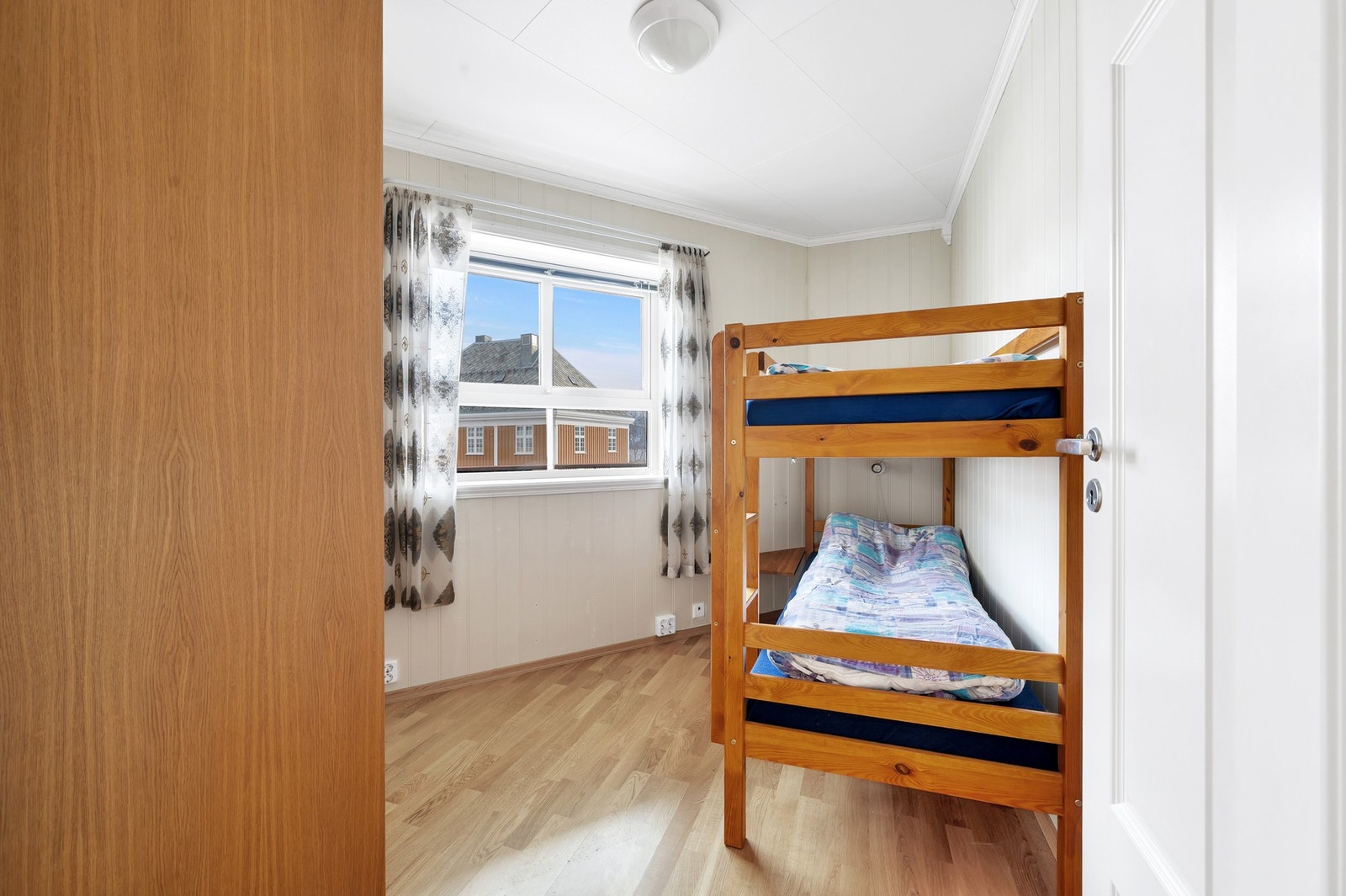 soverom 2 med etasjeseng og garderobeskap. Galleribilde