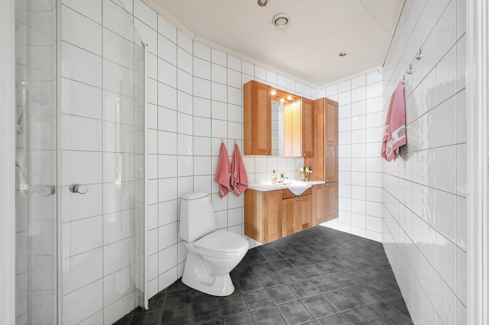 Dimbare downlights i tak og vegghengt baderomsinnredning. Galleribilde