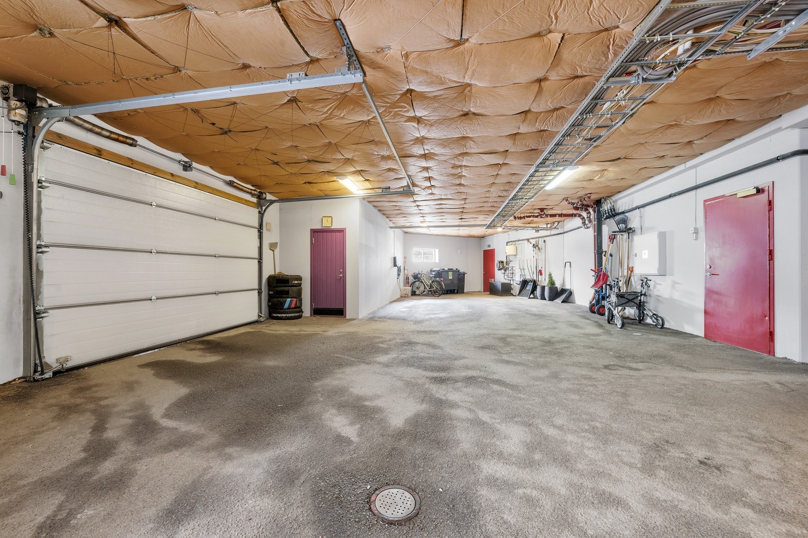 Leiligheten disponerer egen fast plass, det er plassen til høyre i bildet som tilhører leiligheten. Galleribilde