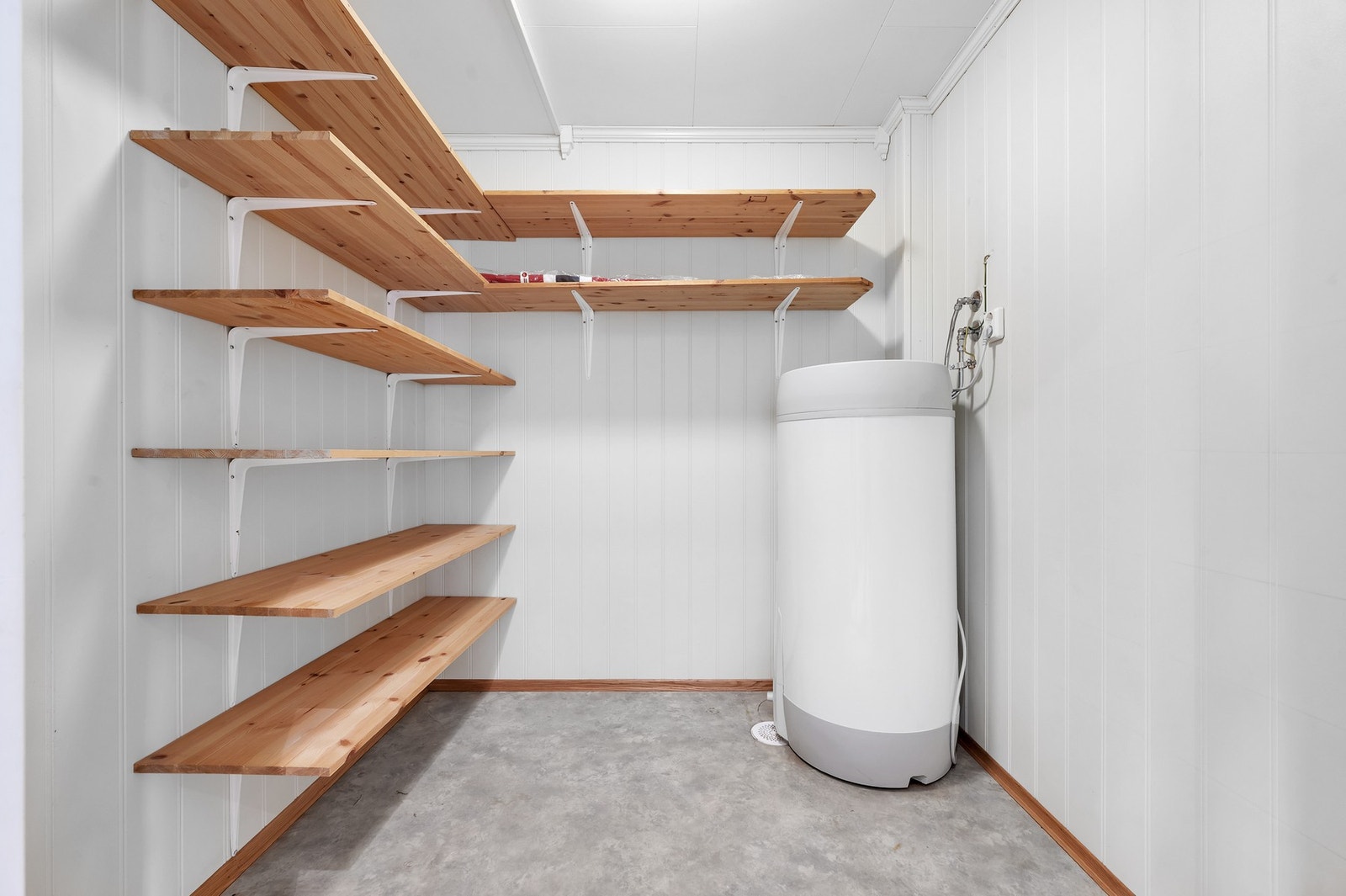 Innvendig bod med helt ny varmtvannsbereder. (2025) Galleribilde