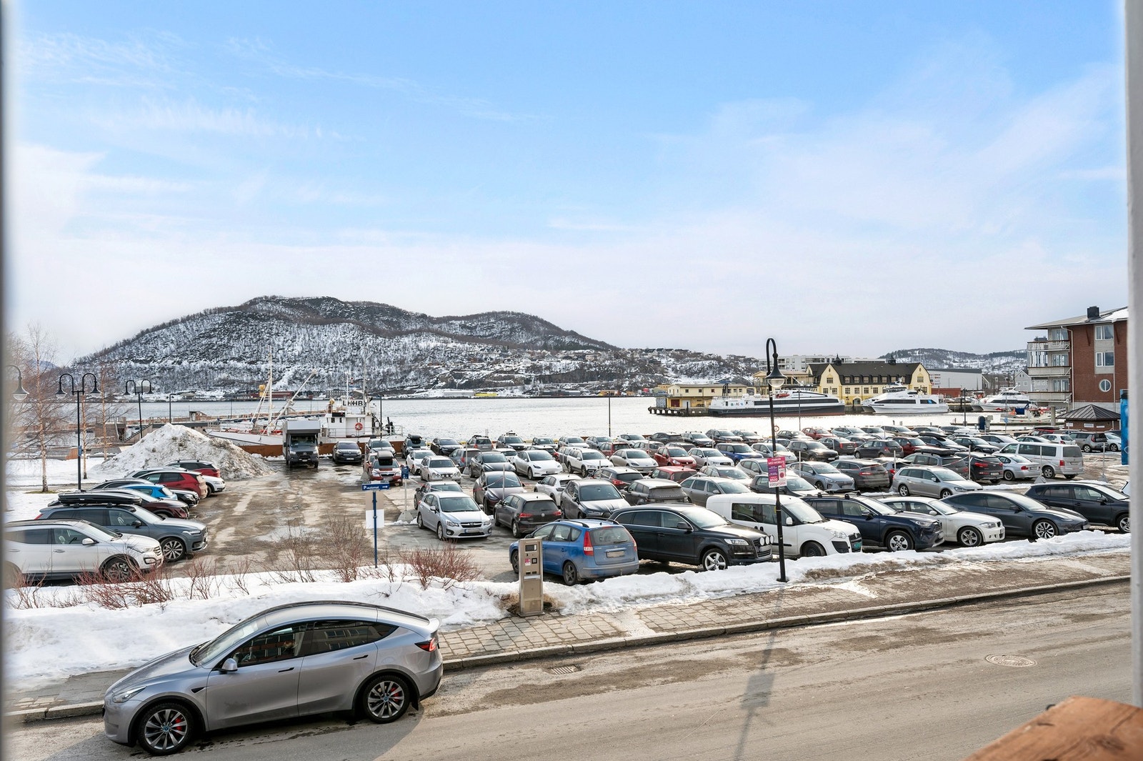 Utsikt fra balkong, her kan du følge med på all skipstrafikk til og fra Harstad. Galleribilde