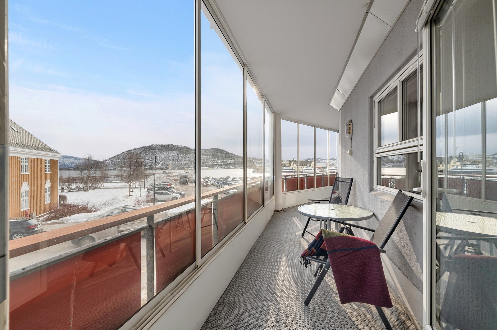 Leiligheten har en innglasset hjørnebalkong med gode sol- og utsiktsforhold. Galleribilde