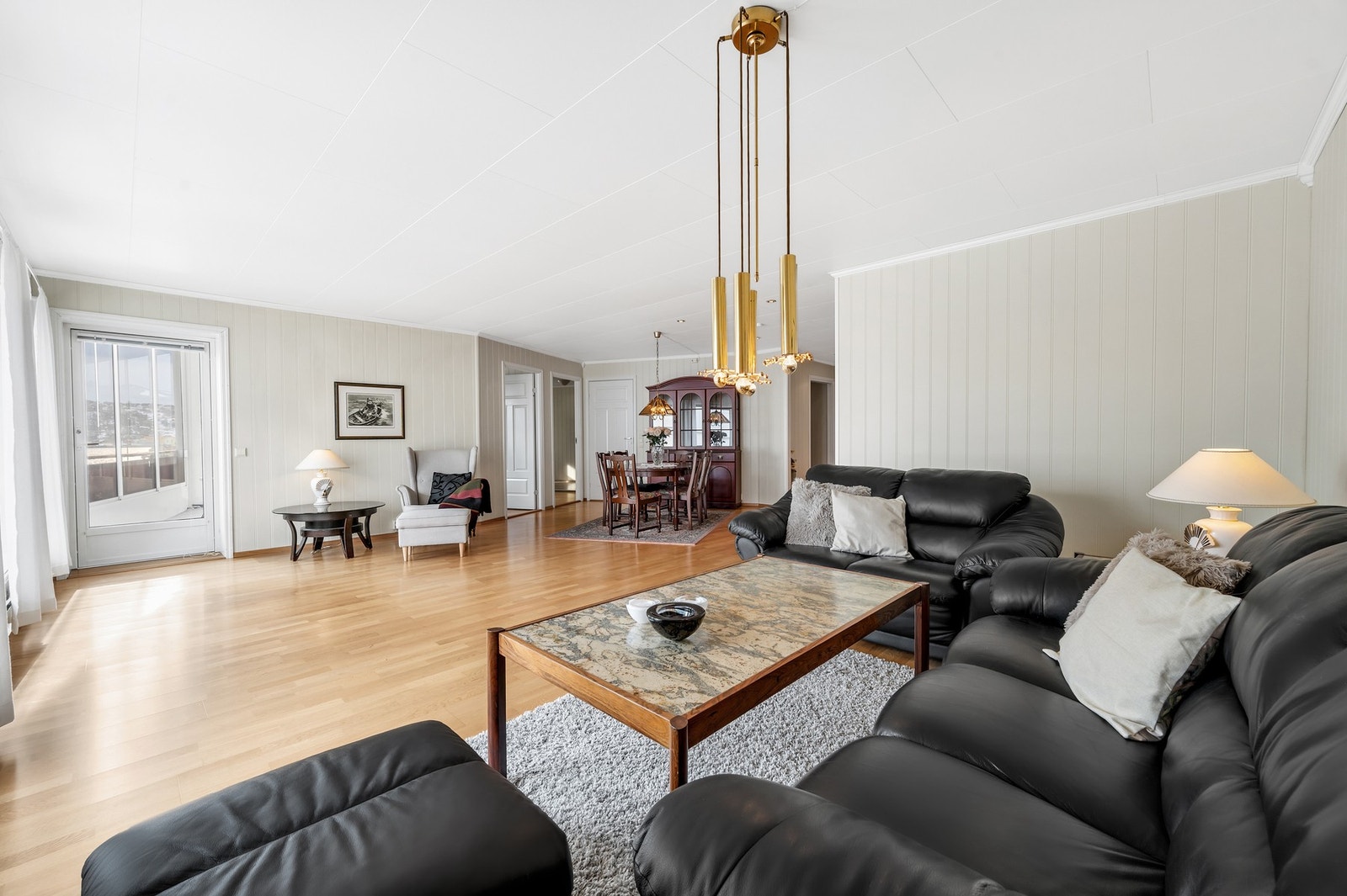 God plass til flere sittegrupper på stue. Galleribilde