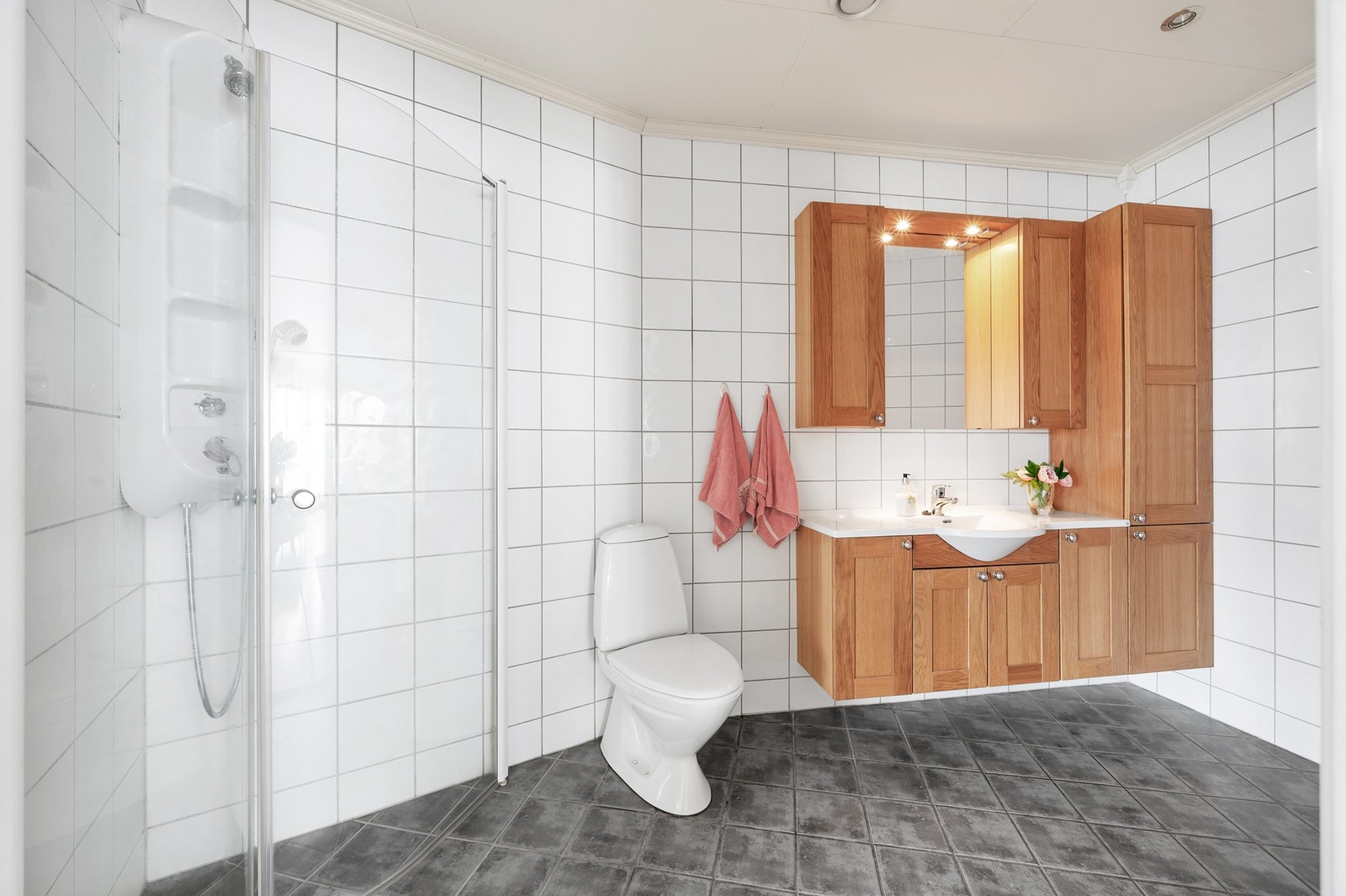 Flislagt bad med varmekabler i gulv. Galleribilde