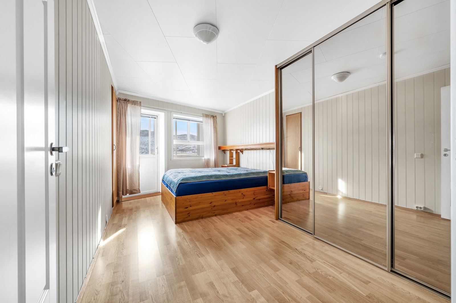 Hovedsoverom med praktisk skyvedørsgarderobe for oppbevaring av klær. Galleribilde