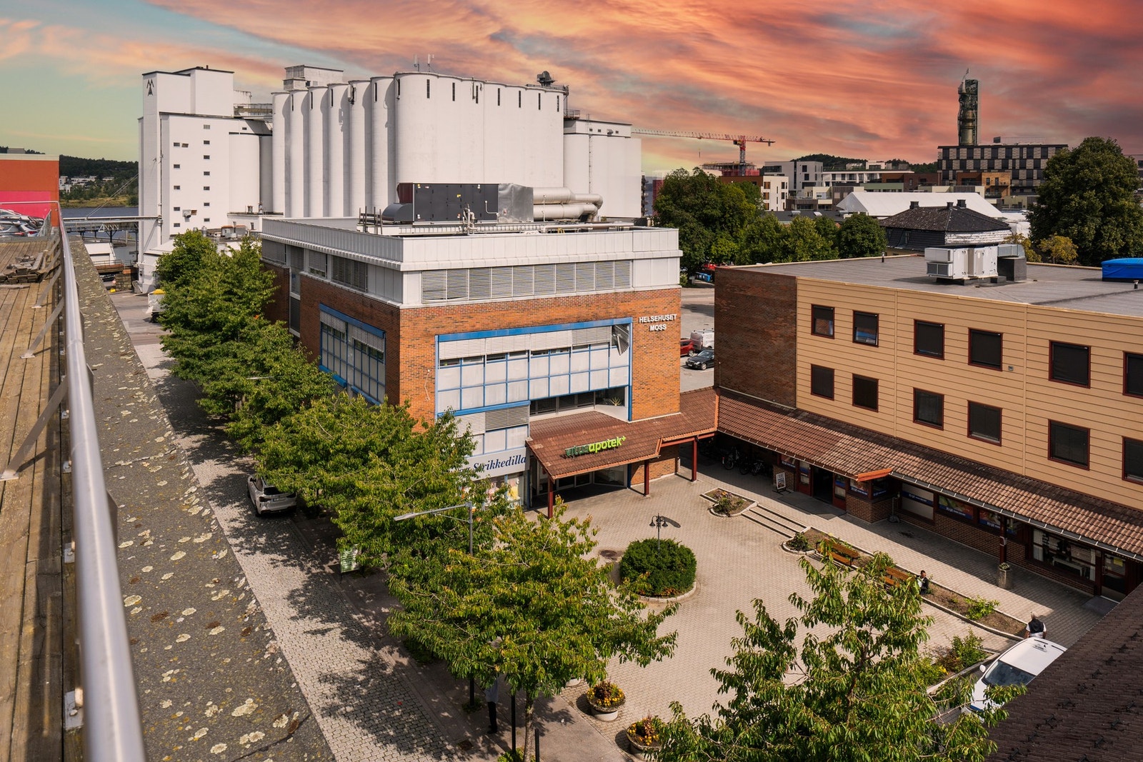 Det er mulig å leie parkeringsplass i borettslagets bakgård Galleribilde