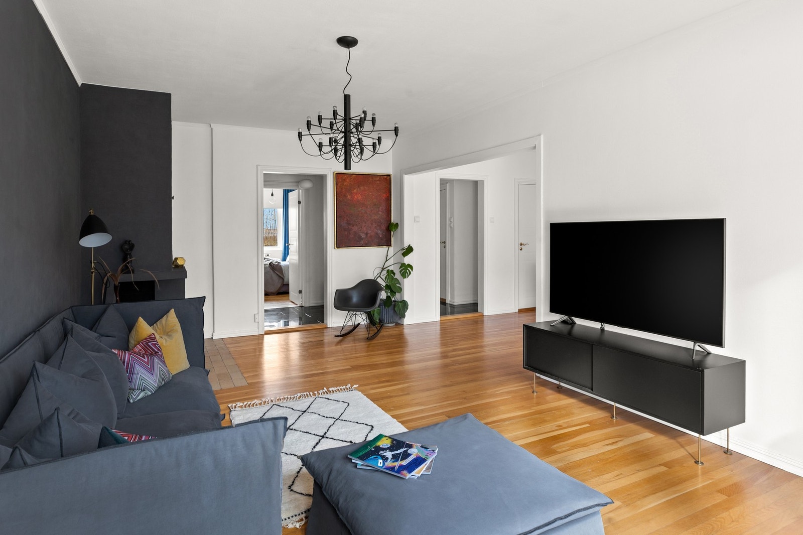 Leiligheten varmes opp med vannbåren varme via radiatorer Galleribilde