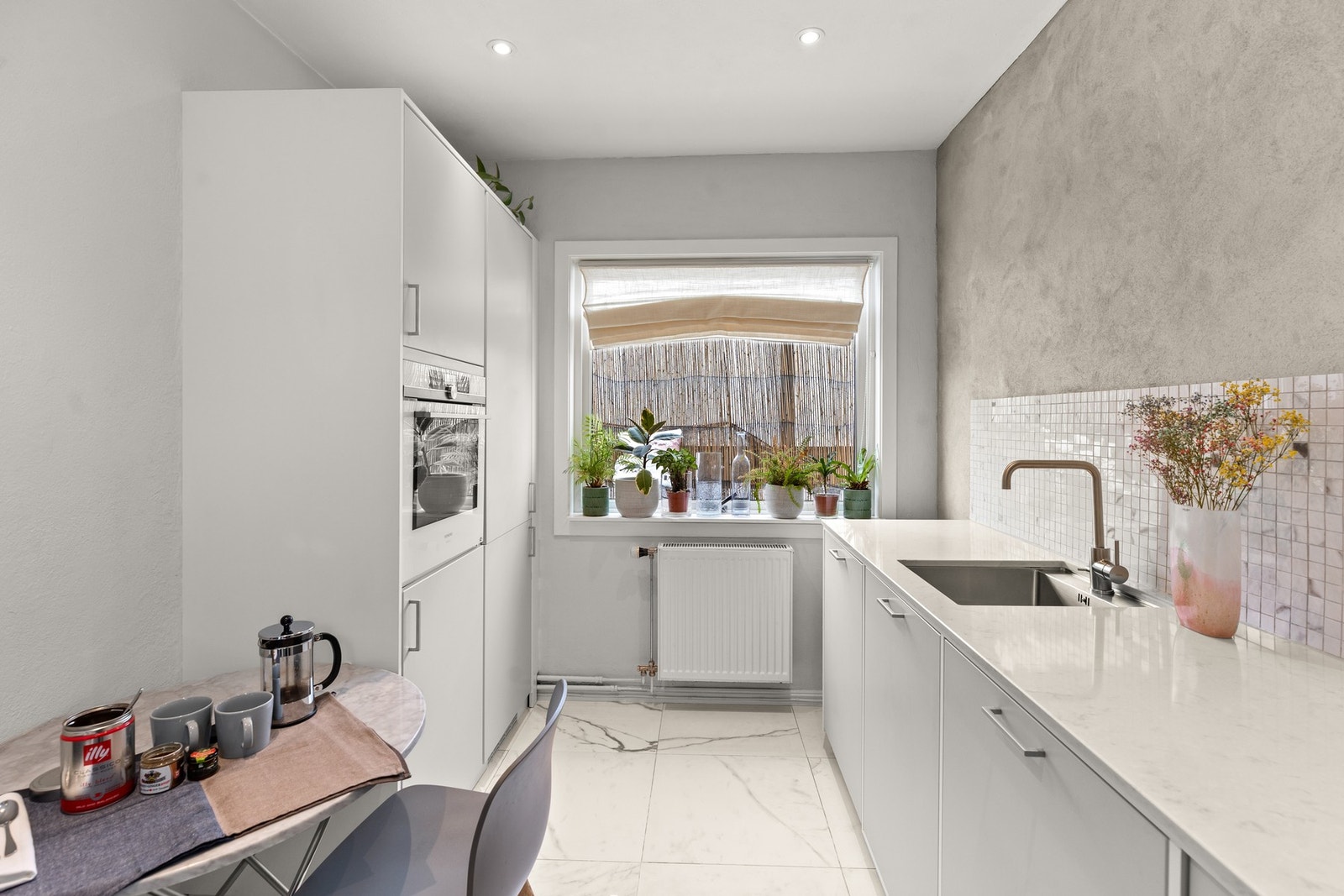 Alle hvitevarer medfølger. Fra kjøkken og soverom er det tilgang til brannbalkong Galleribilde