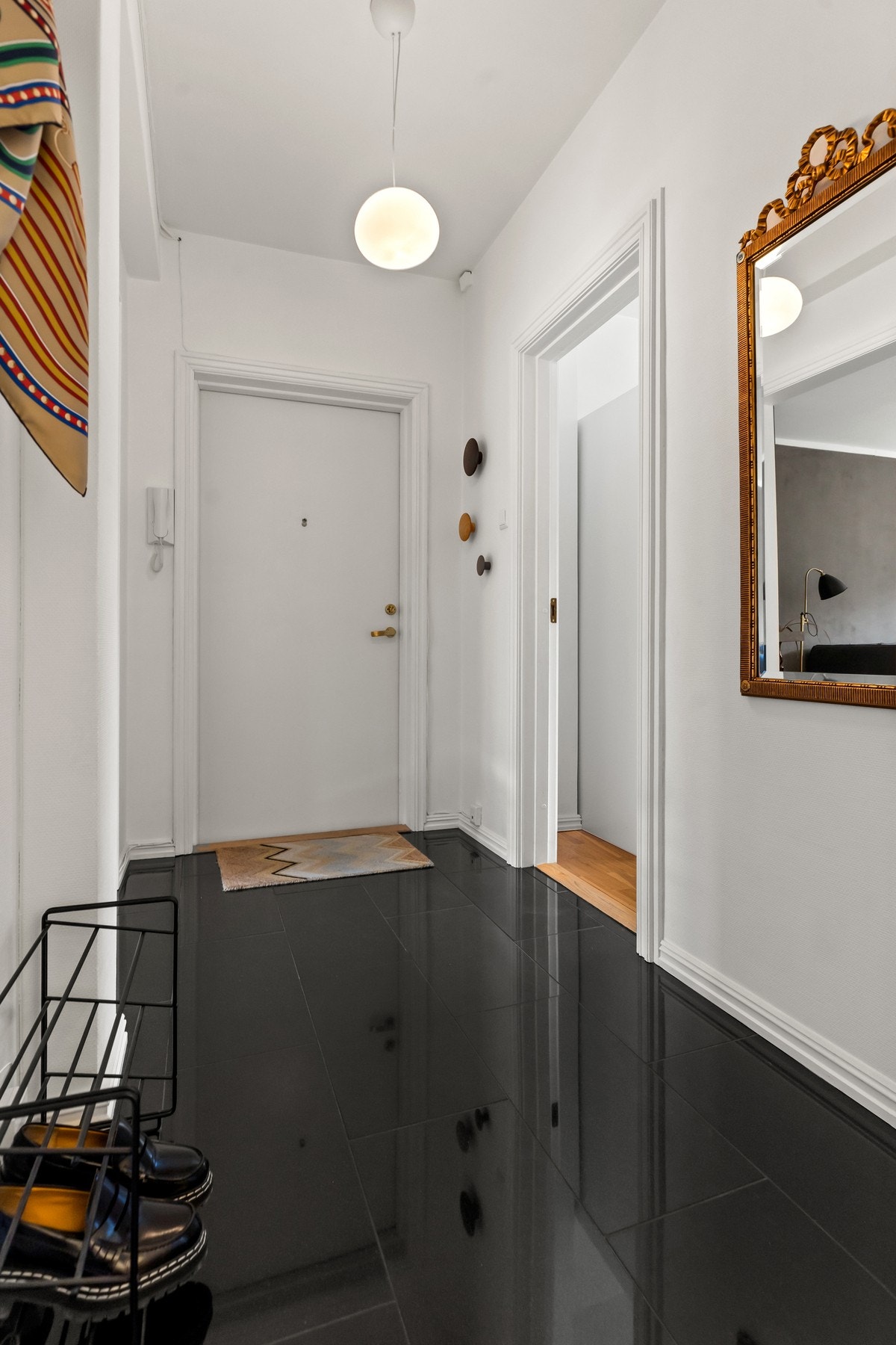 Gjester slippes enkelt inn med montert portåpner i entreen Galleribilde