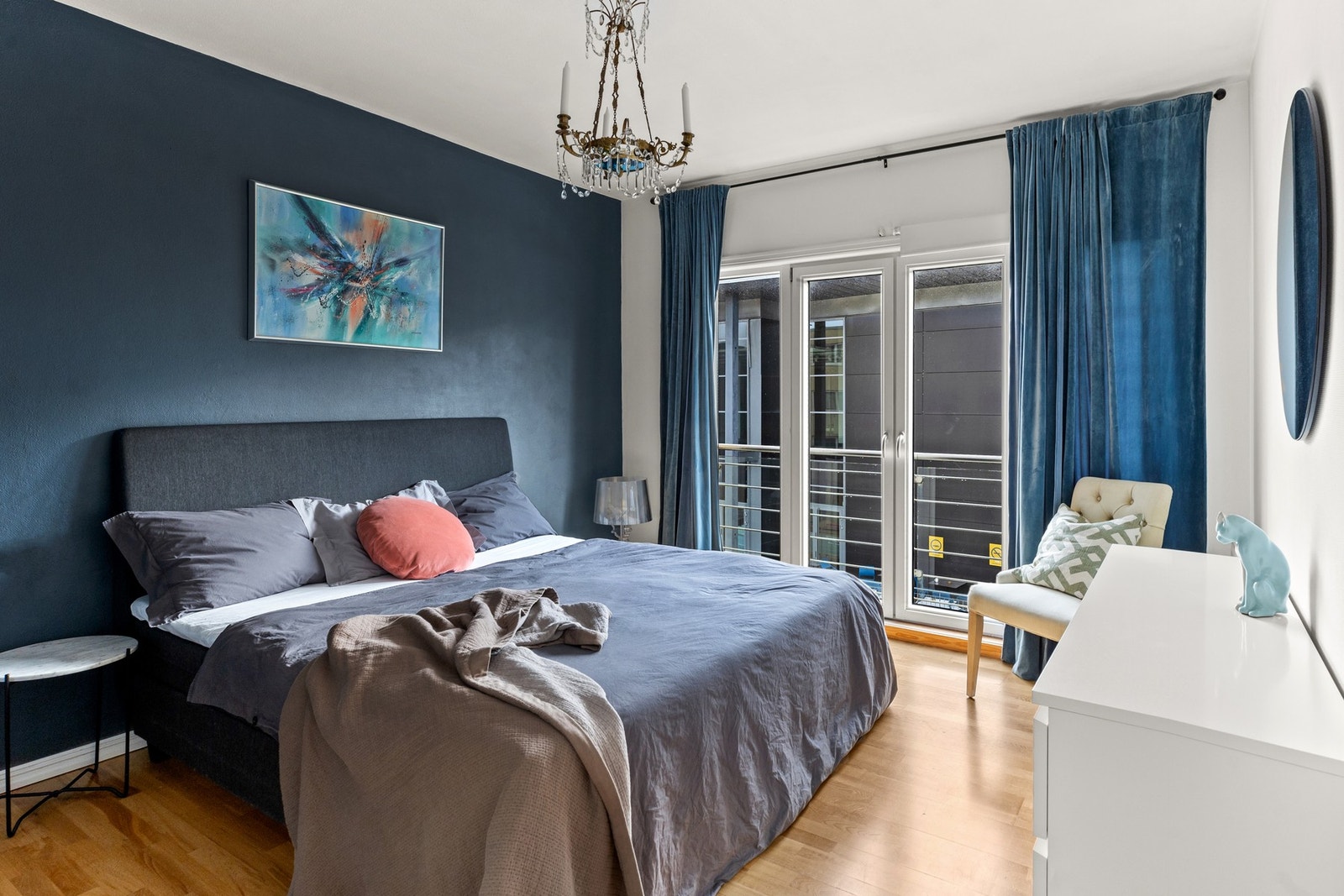 Det er godt med oppbevaringsplass gjennom flere garderobeløsninger, et romslig kott og en bod i fellesareal Galleribilde