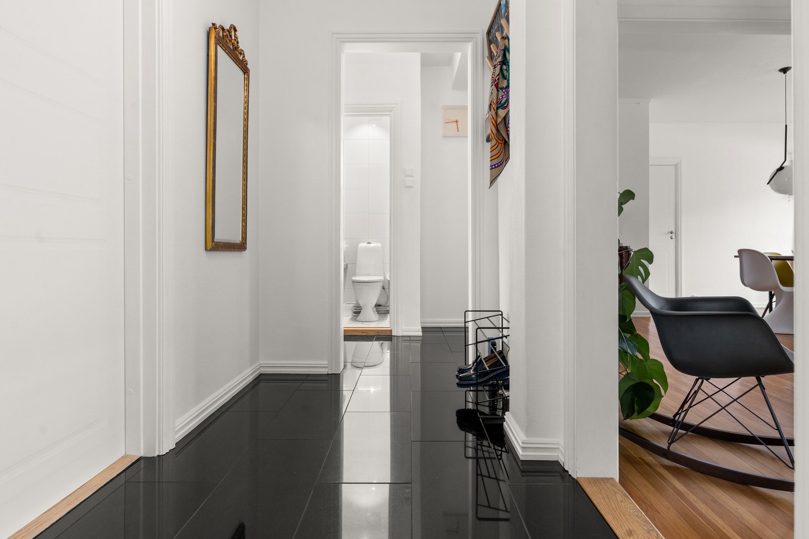 Boligen gir et godt førsteinntrykk med flislagt entré og stilrene overflater Galleribilde