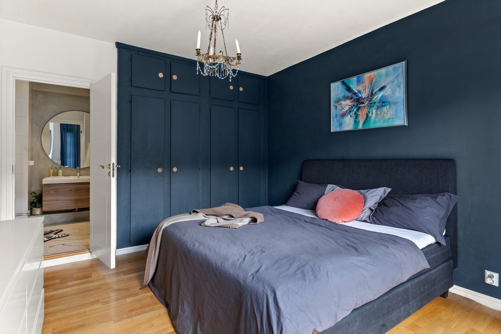 Det er to soverom, hvorav hovedsoverommet har direkte tilgang til baderommet Galleribilde