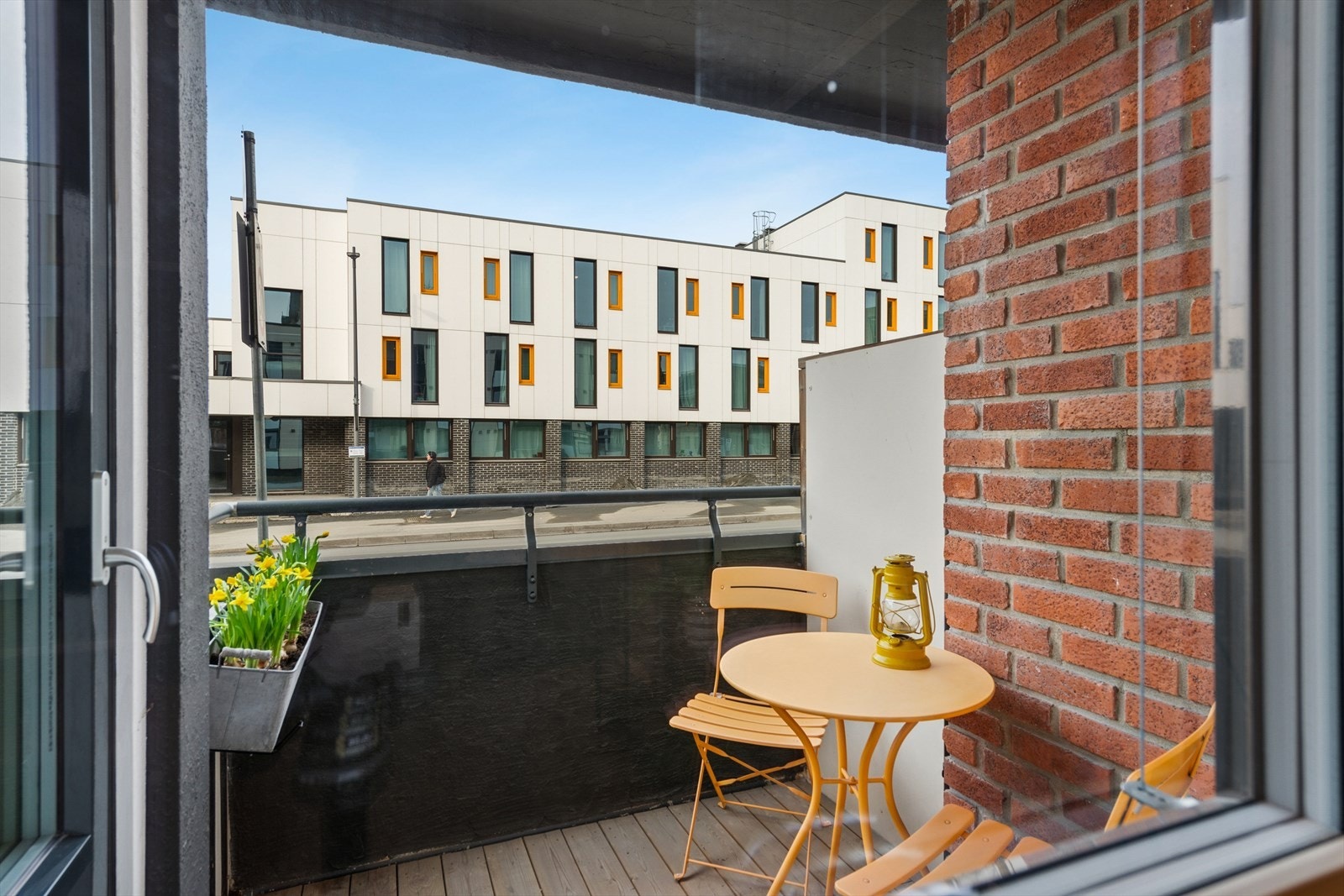 Balkongen er en fin forlengelse av leiligheten i sommerhalvåret. Galleribilde