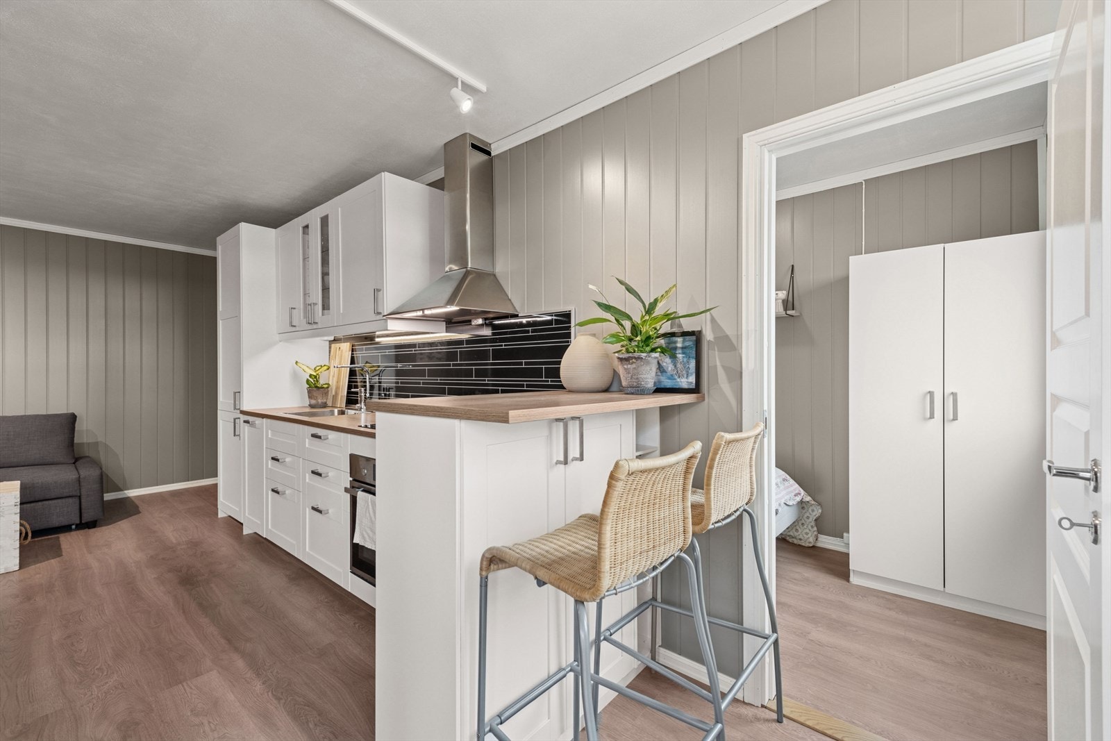 Praktisk spiseplass i barløsning i innredningen. Galleribilde