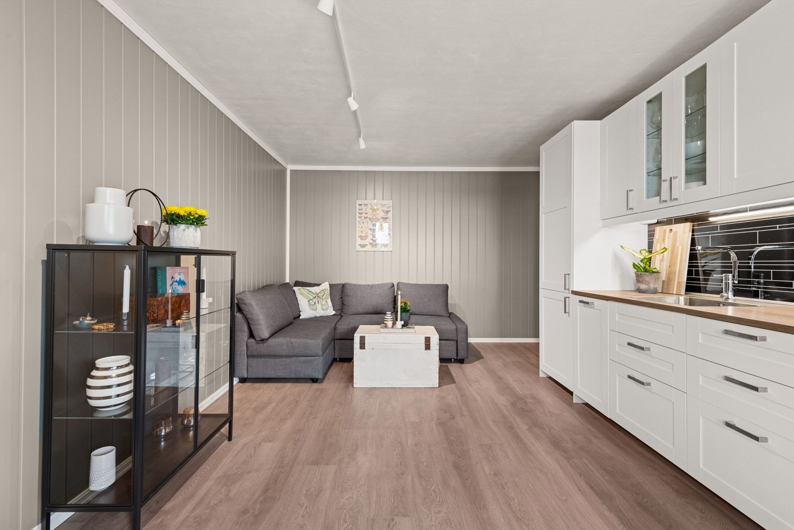 I stuen er det fin plass til en sofagruppe med TV-løsning og oppbevaringsmøbler. Galleribilde