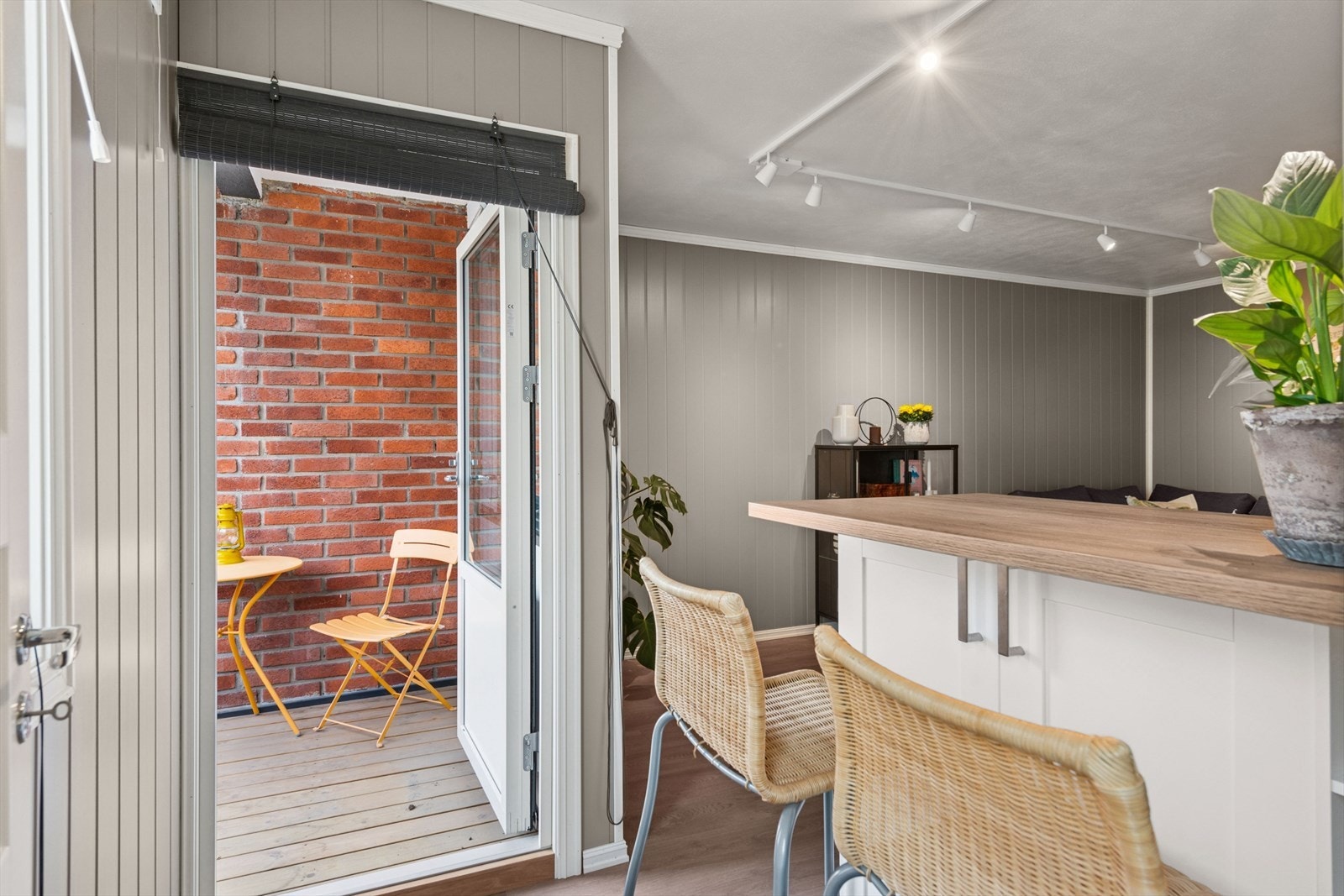 Fra stuen/kjøkkenet er det utgang til en vestvendt balkong. Galleribilde