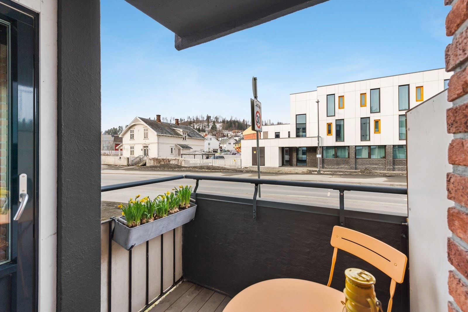 Balkongen er på ca. 3 kvm med utsyn over området. Galleribilde