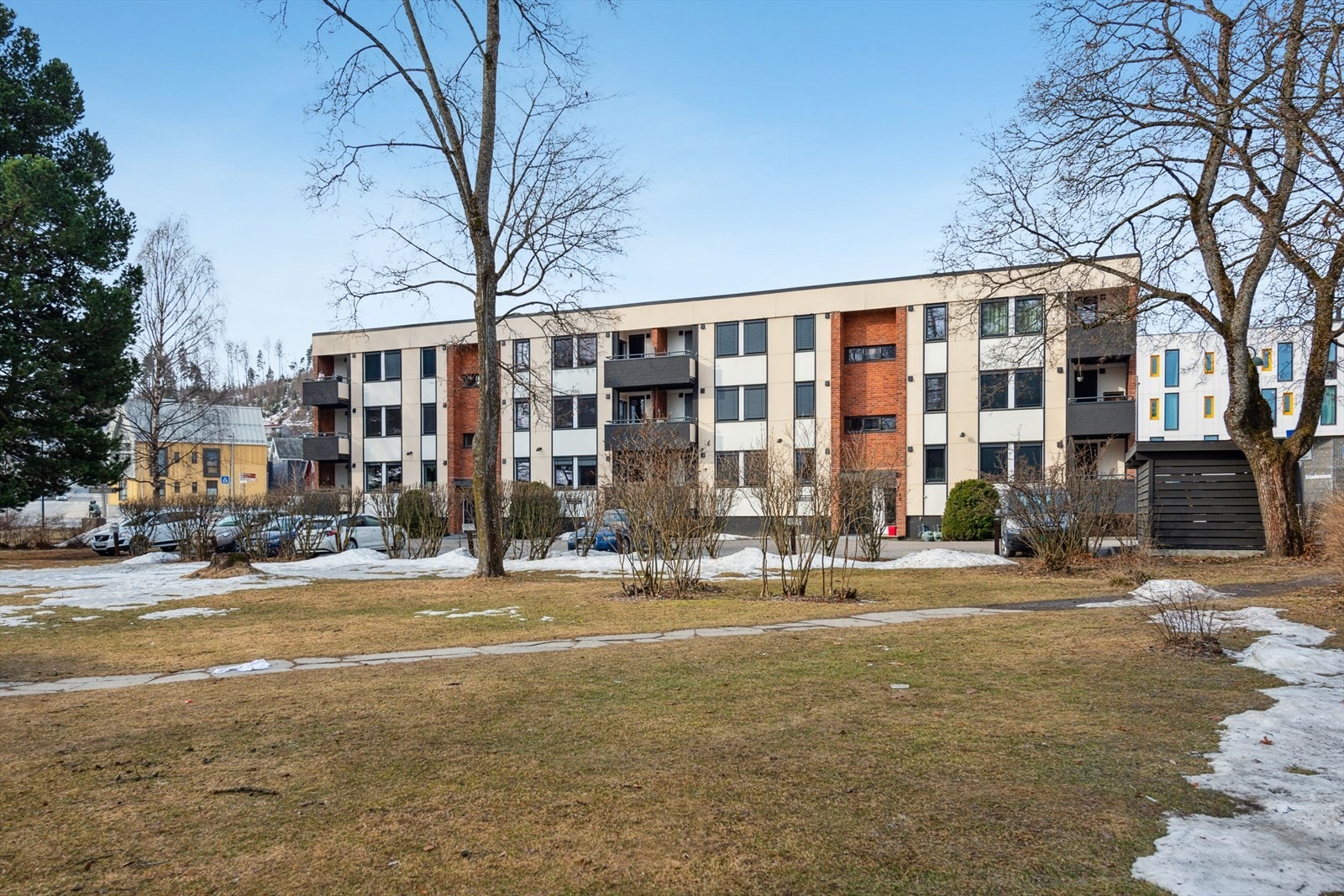 Her er det kort avstand til alt du måtte trenge, med blant annet dagligvare, kjøpesenter, restauranter og uteliv. Galleribilde