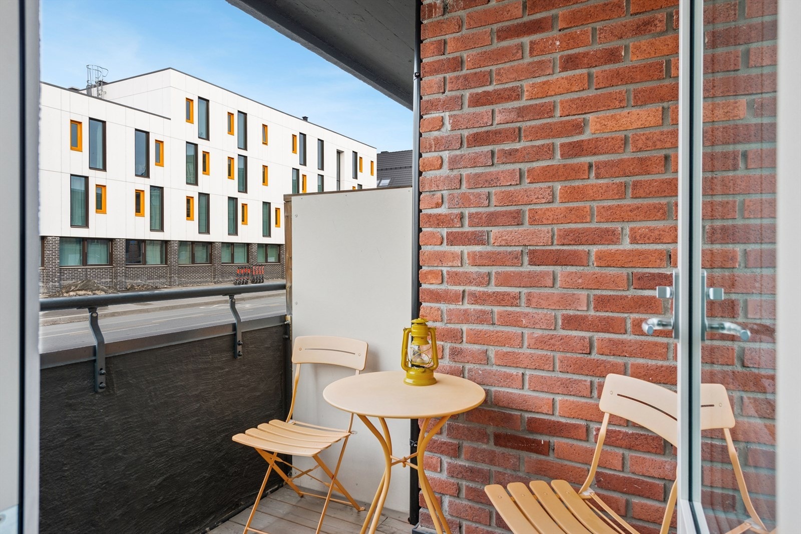 Balkongen er skjermet for vær og vind med overbygg og vegger. Galleribilde