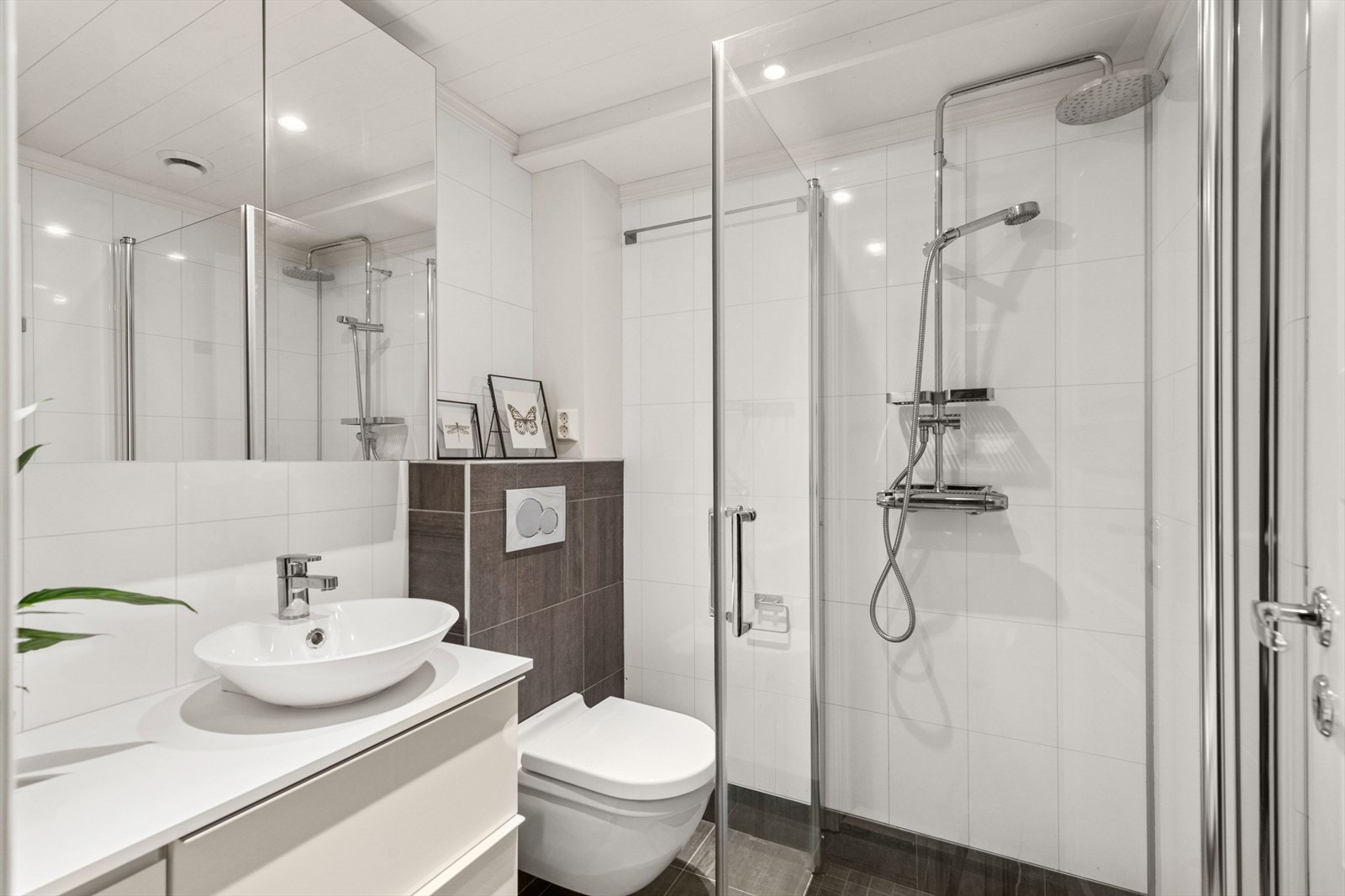 Leiligheten inneholder et delikat bad som ble oppgradert i 2018, med baderomsplater på veggen, og gulvet er flislagt med behagelige varmekabler. Galleribilde