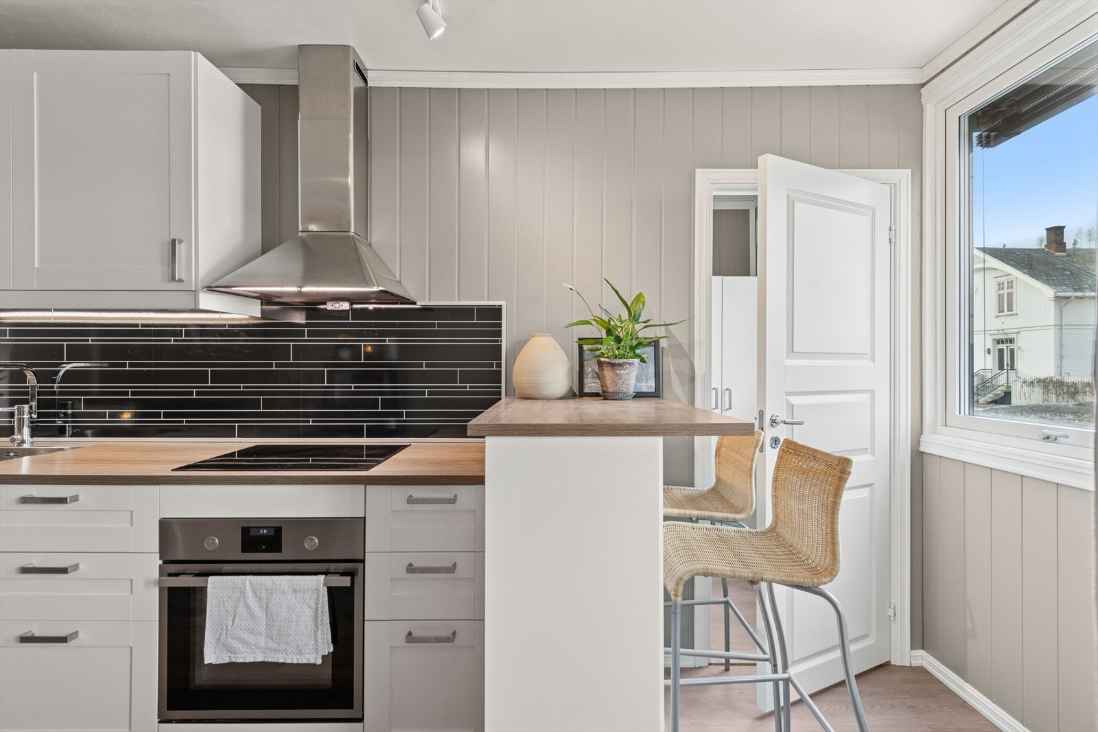 Innredningen tilbyr godt med lagringsløsninger gjennom mange skap og skuffer, og er utstyrt med moderne, integrerte hvitevarer som kjøleskap, oppvaskmaskin, komfyr og koketopp. Galleribilde