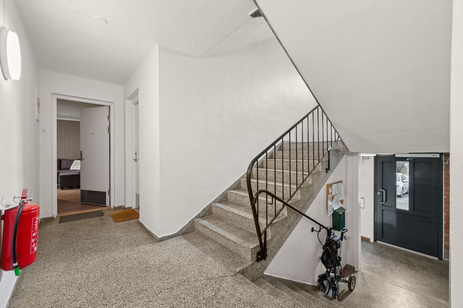 Det er noen trappetrinn opp før du kommer inn til leiligheten. Galleribilde