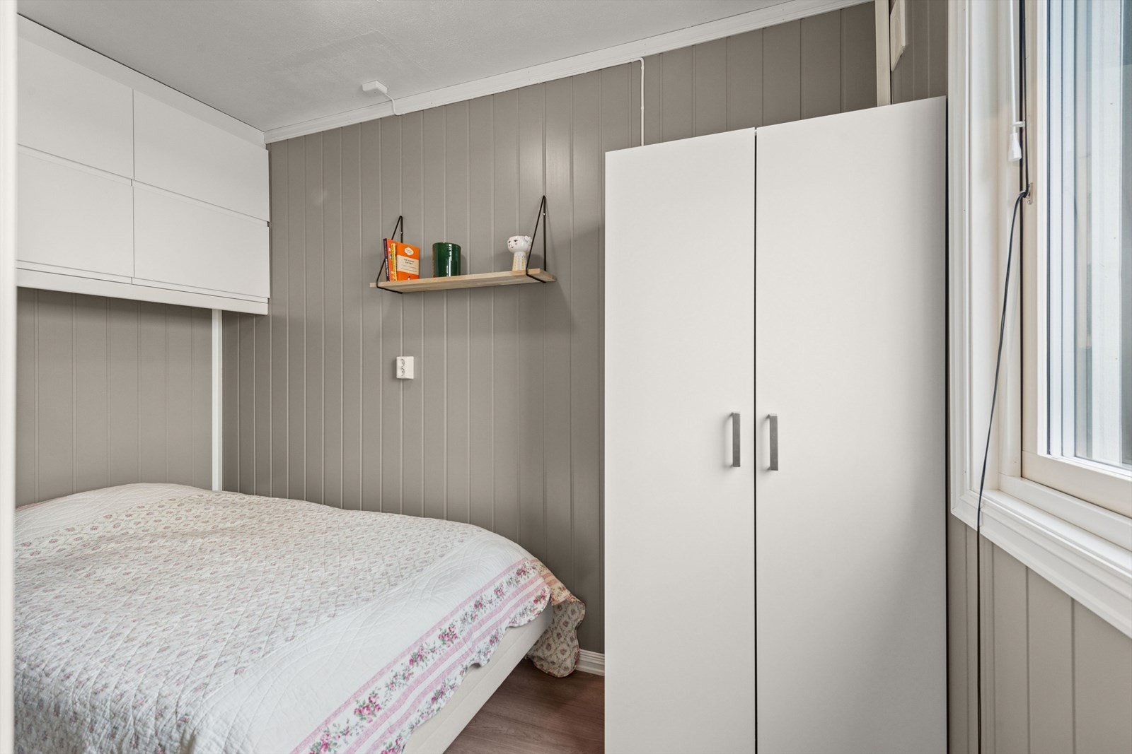 Leiligheten har i dag ett soverom, med plass til et enkelt garderobeskap og seng. I tillegg er det montert skap over sengen, som gir bedre oppbevaringsmuligheter. Galleribilde