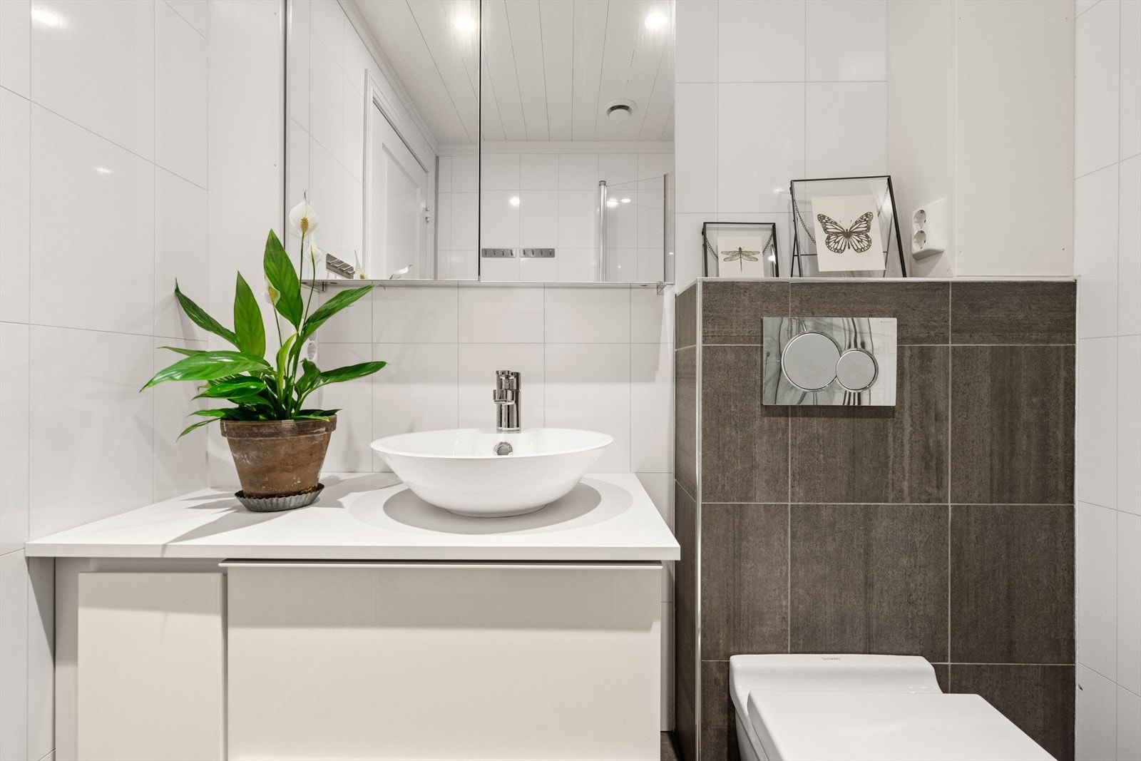 Baderomsinnredningen er utført med hvite fronter med romslige skuffer og heldekkende servant. Galleribilde