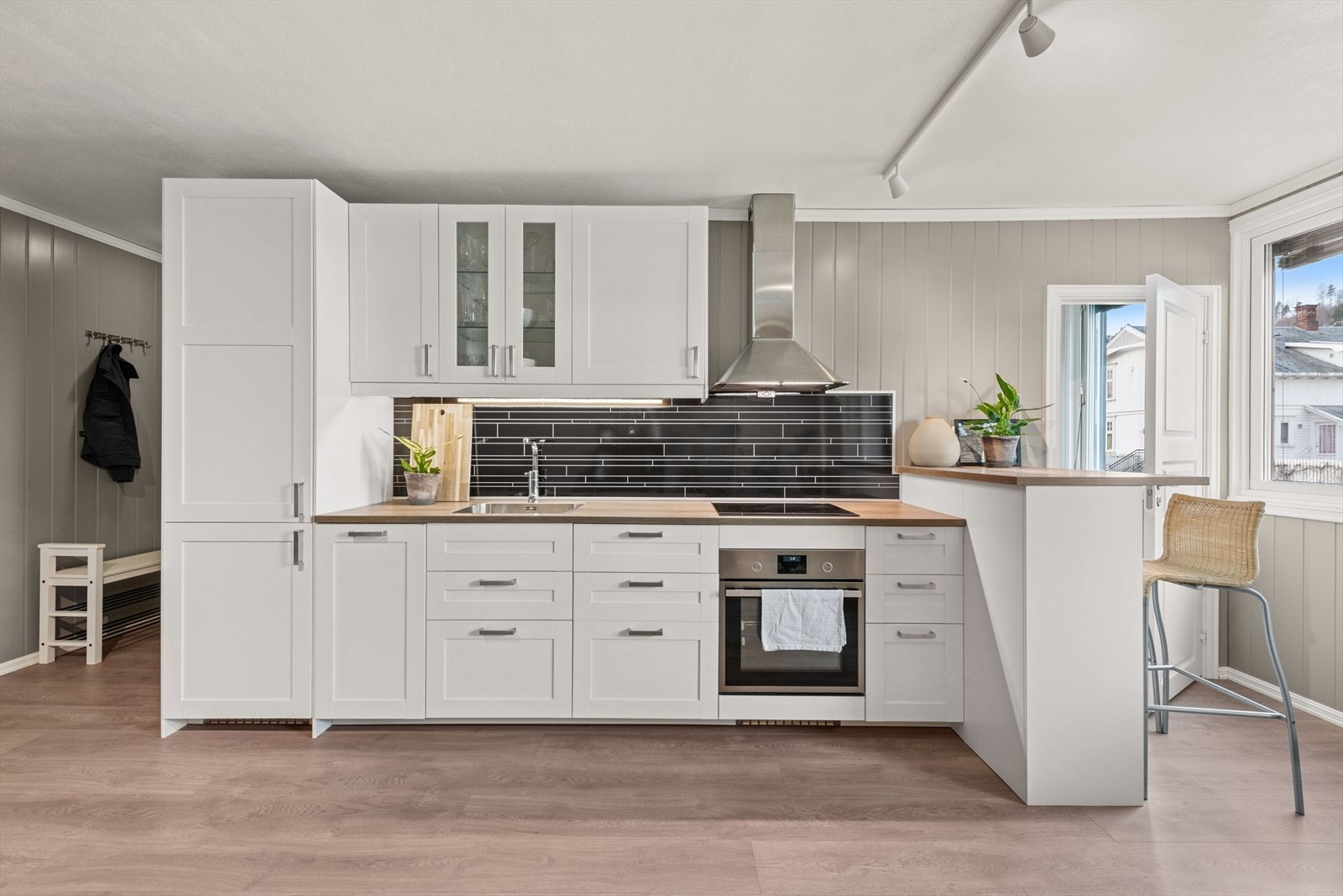 Kjøkkenet ligger i sosial åpen løsning med stuen, som gjør det enkelt å holde samtalen gående mens man lager mat. Galleribilde