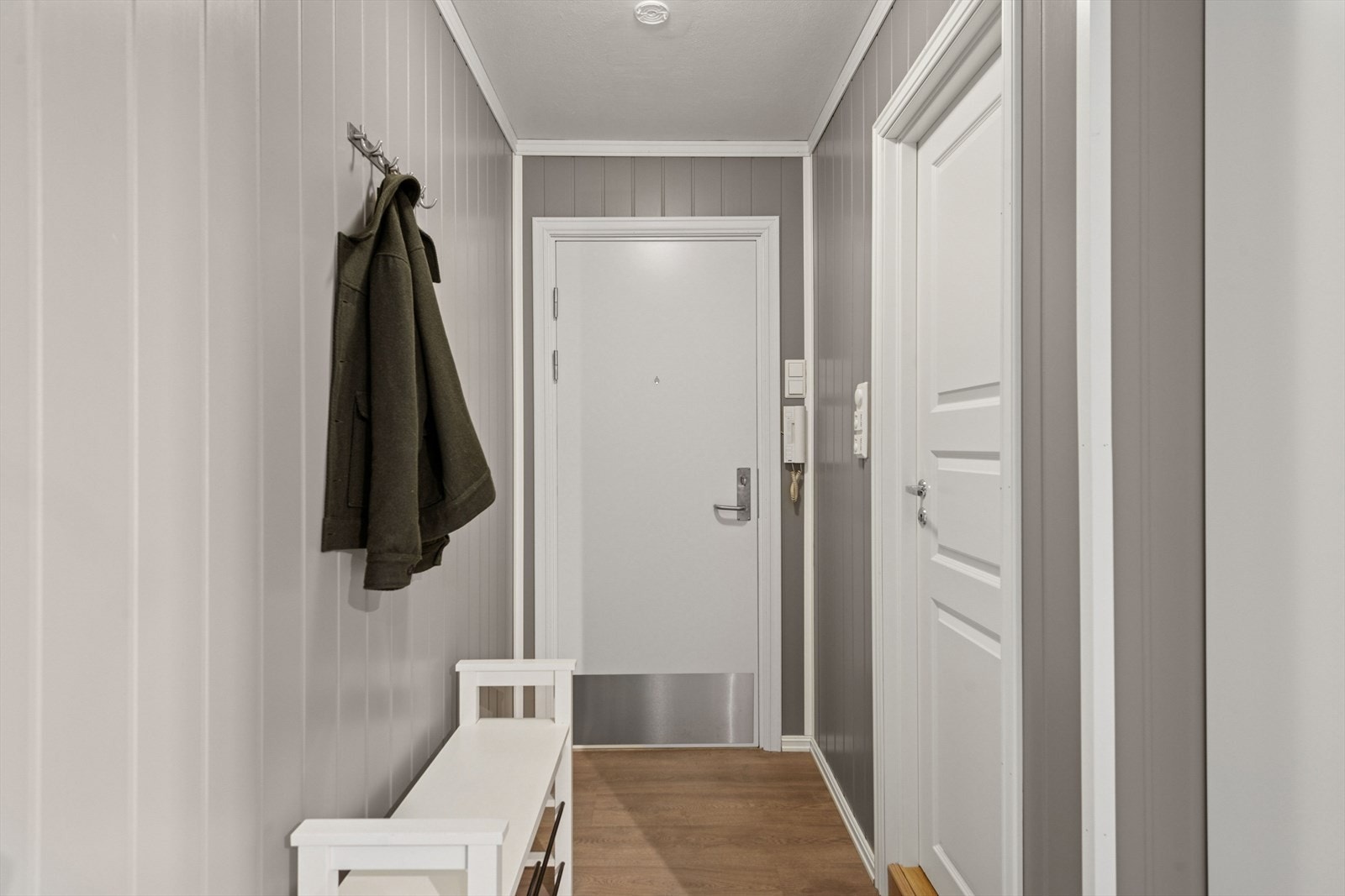 Innenfor døren blir du møtt av en gang med plass til sko og yttertøy. Galleribilde