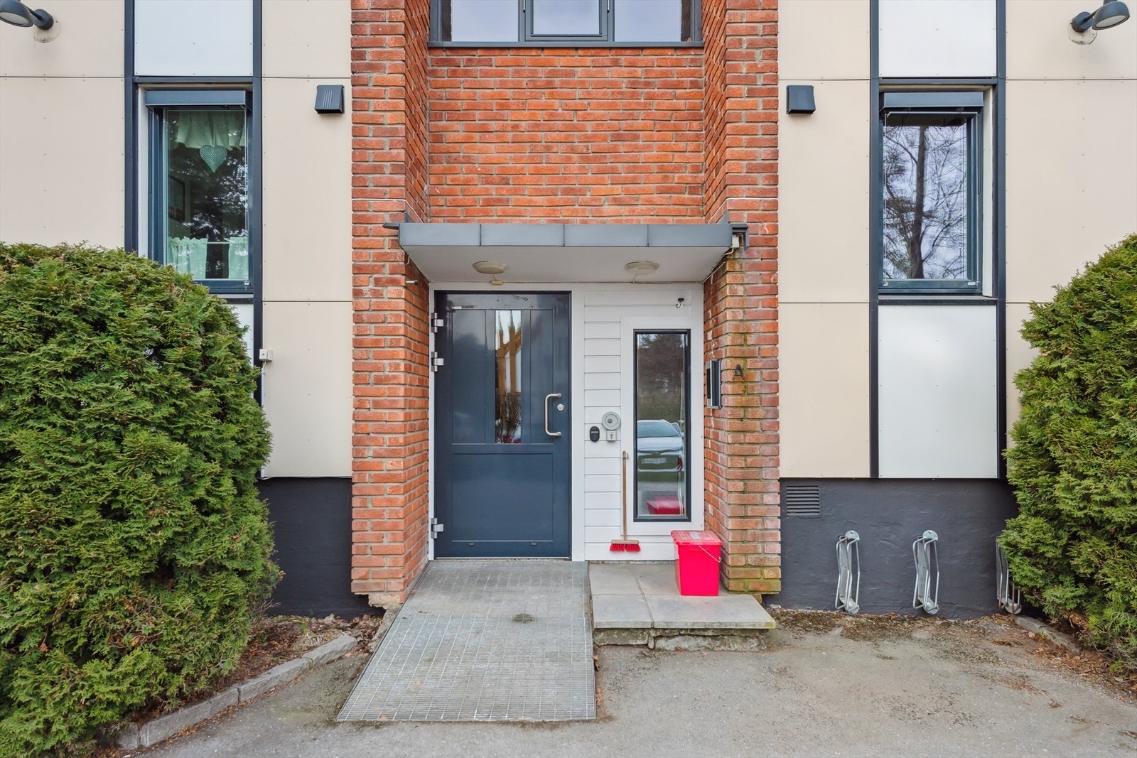 Leiligheten har adkomst via felles inngangsparti. Galleribilde