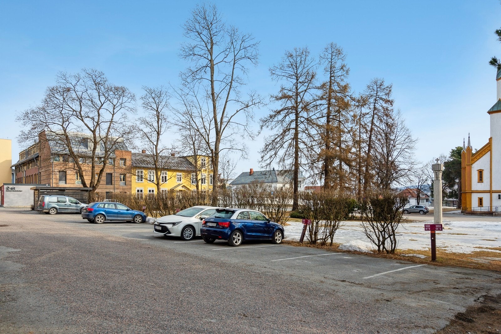 Borettslaget har parkering for andelseiere på eiendommen. Kontakt styret i borettslaget for mer informasjon. Andelseierne blir tildelt parkering etter listeordning. Galleribilde