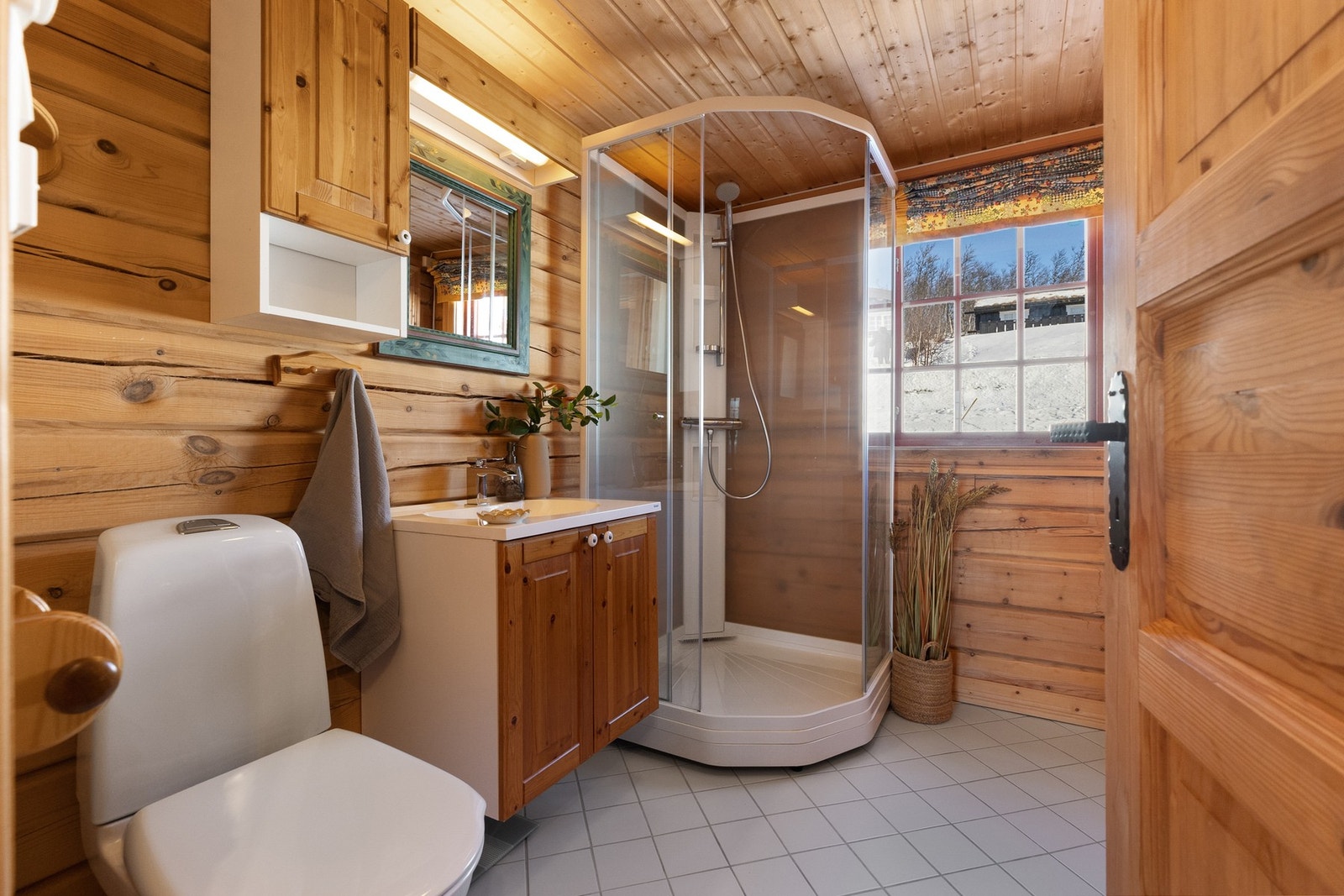 Bad og vaskerom/badstue er fra byggeår. Det må medregnes oppgradering/renovering for å i imøtekomme dagens krav Galleribilde