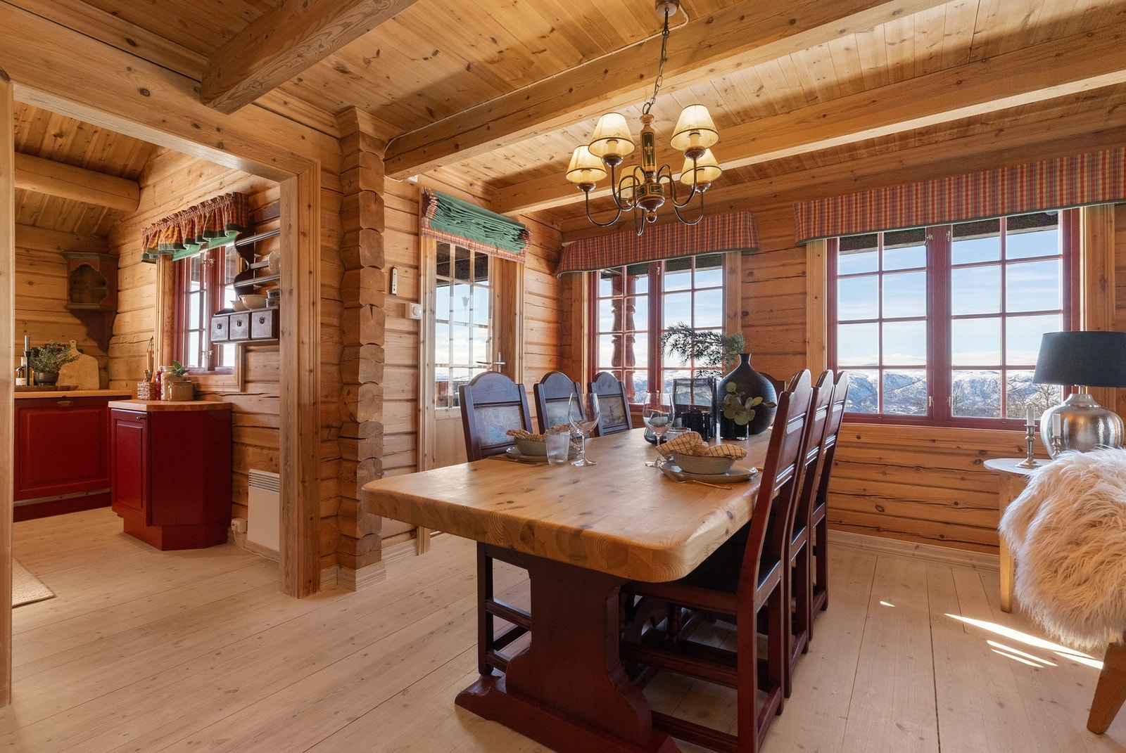 Spiseplassen er i egen sone mellom stue og kjøkken. Et hyggelig samlingssted for lange måltider Galleribilde