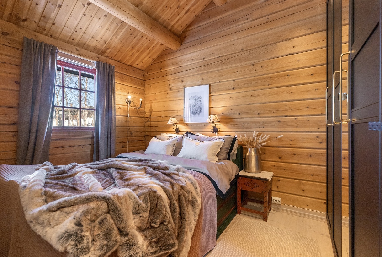 Soverom med dobbeltseng og skap Galleribilde