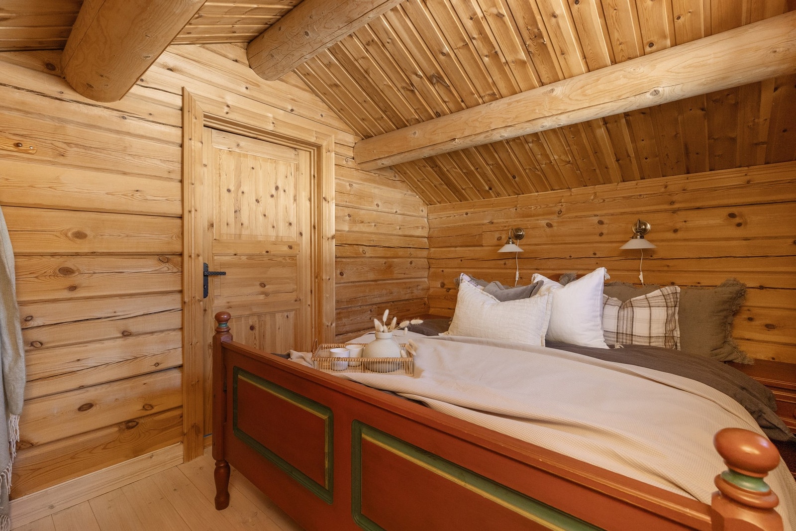 Soverom med dobbeltseng og mulighet for skap og/eller kommode Galleribilde