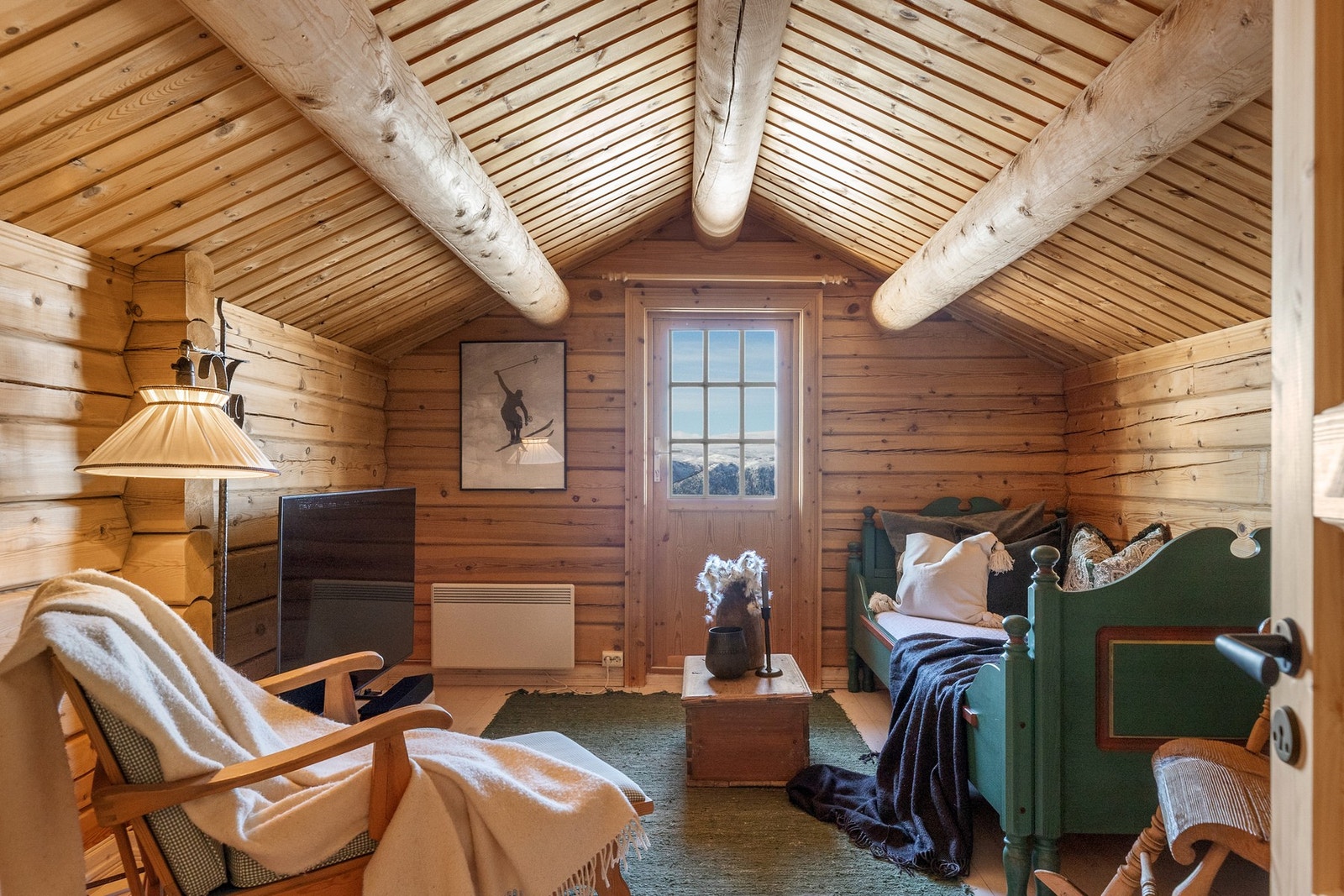 Loftsetasjen byr på et hyggelig rom med mange bruksområder; TV-stue, lekeplass, hyttekontor mm. Galleribilde