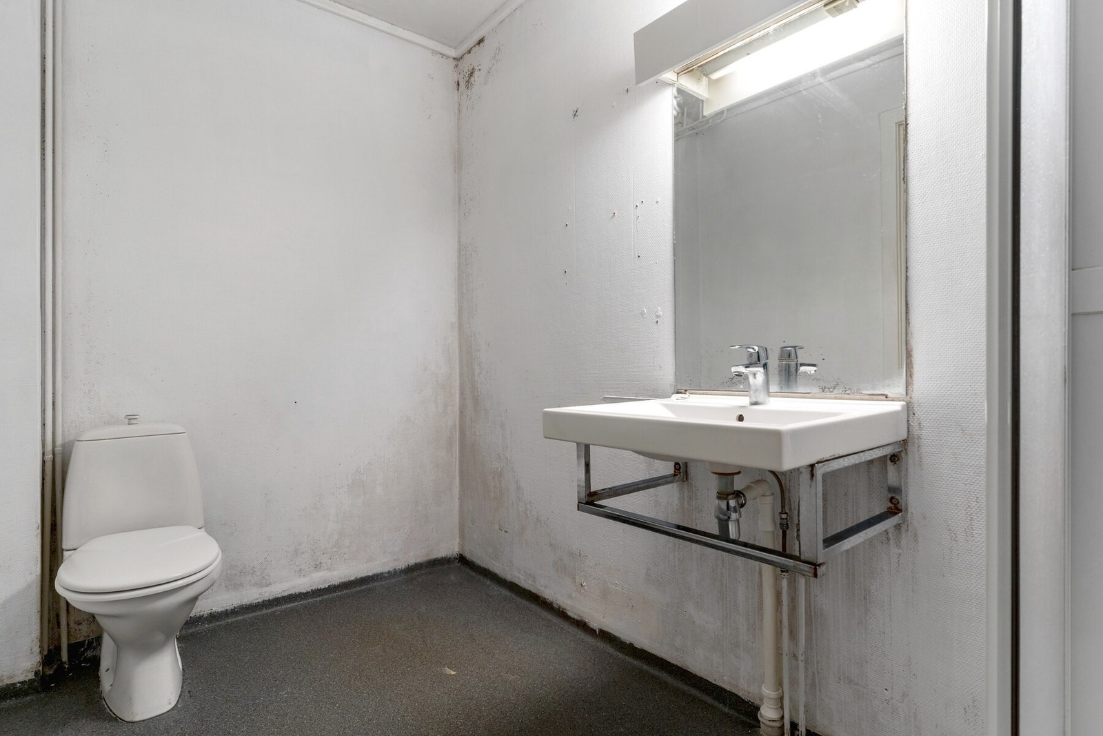 Badet er innredet med dusj, servant og toalett. Galleribilde