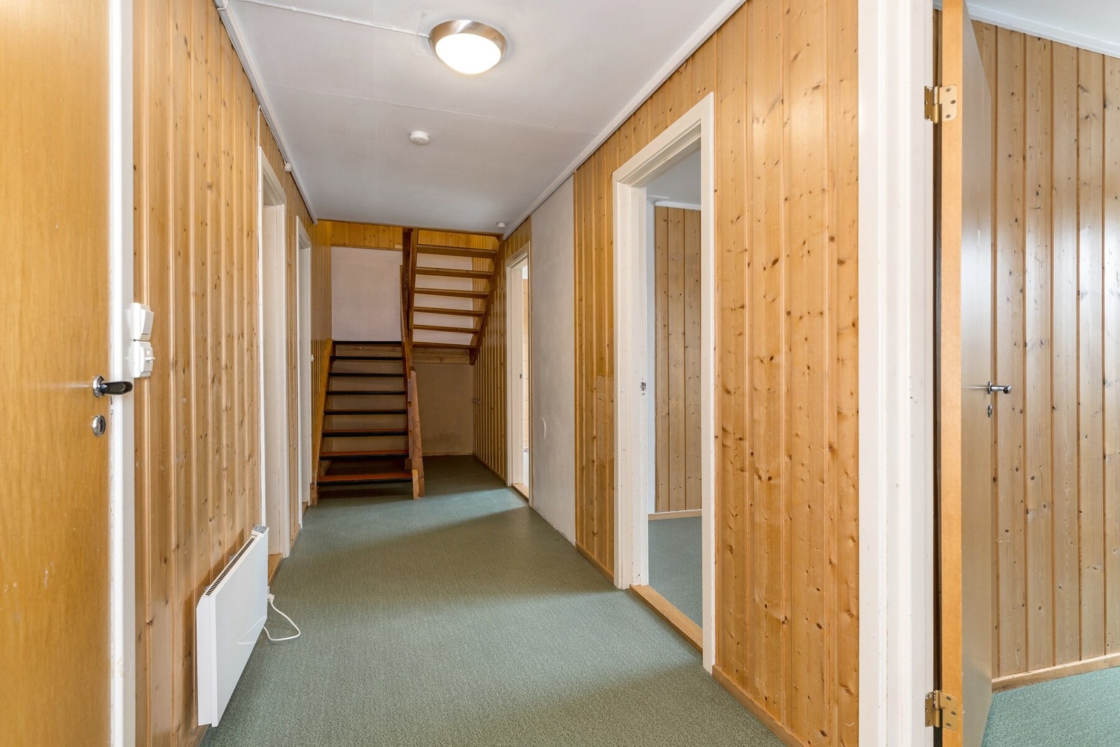 Gang medinngang til soverommene, bad, bod og matbod. Galleribilde
