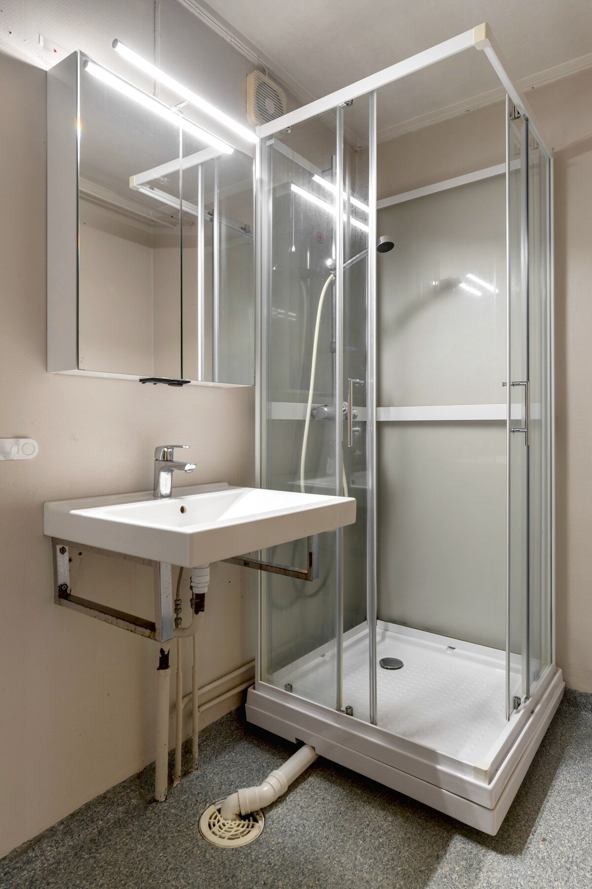 Innredet med toalett, servant, dusj og skap. Galleribilde