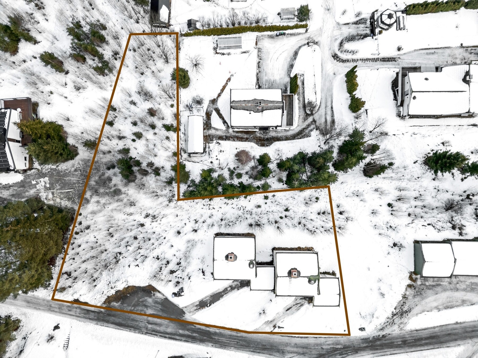 Tomten er på 2 433,8 m2. En tomt med et stort potensiale og flere muligheter. Galleribilde