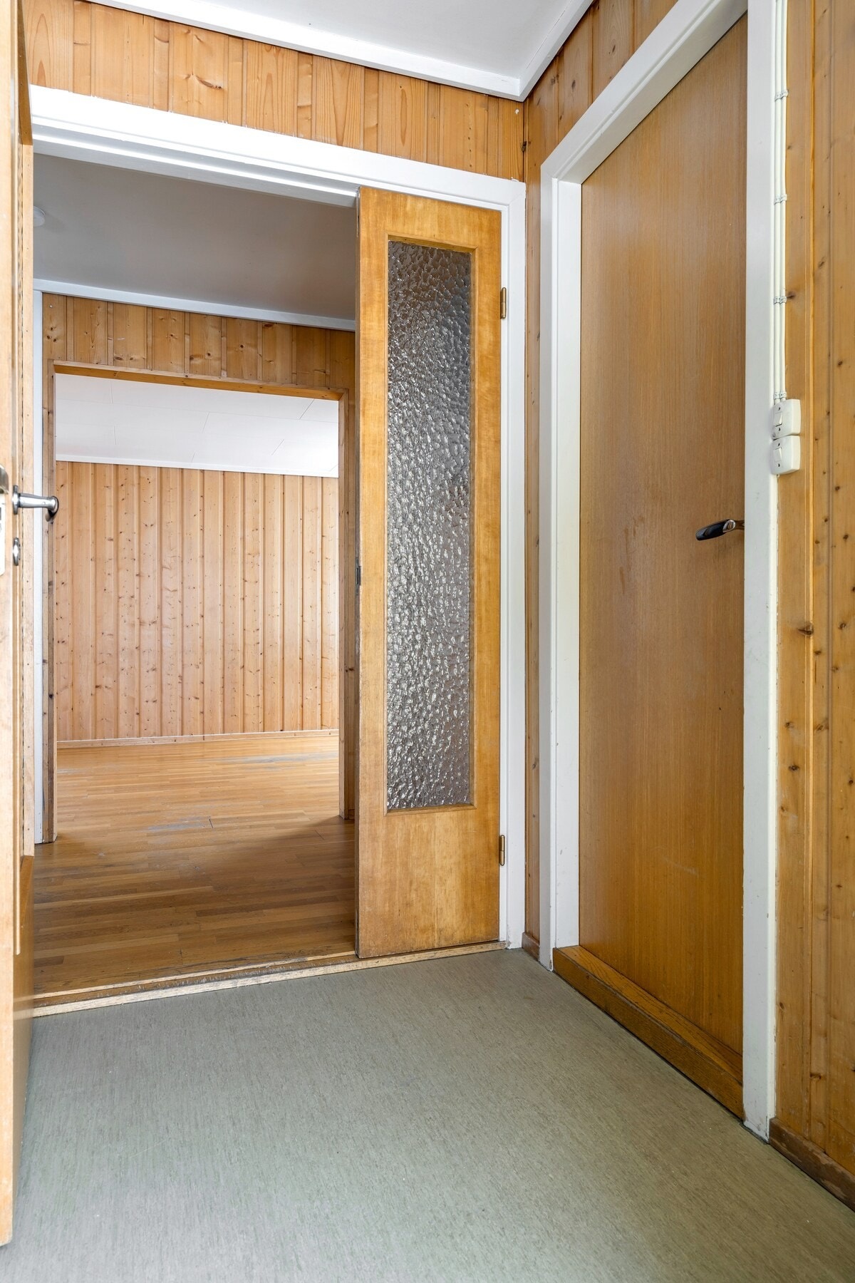 Du kommer inn i bolien til en romslig entre med vidre inngang til vaskerom. Galleribilde
