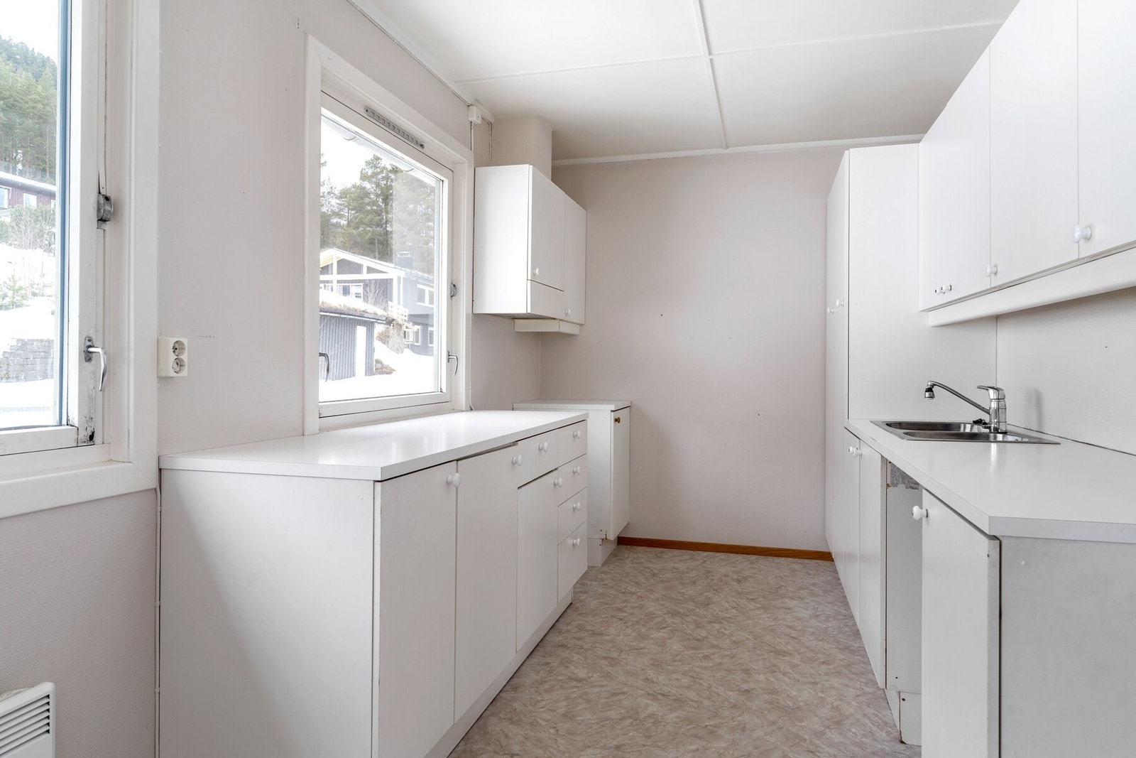 Boligen har et stort kjøkken med flere vinduer som slipper inn flott lys. Galleribilde