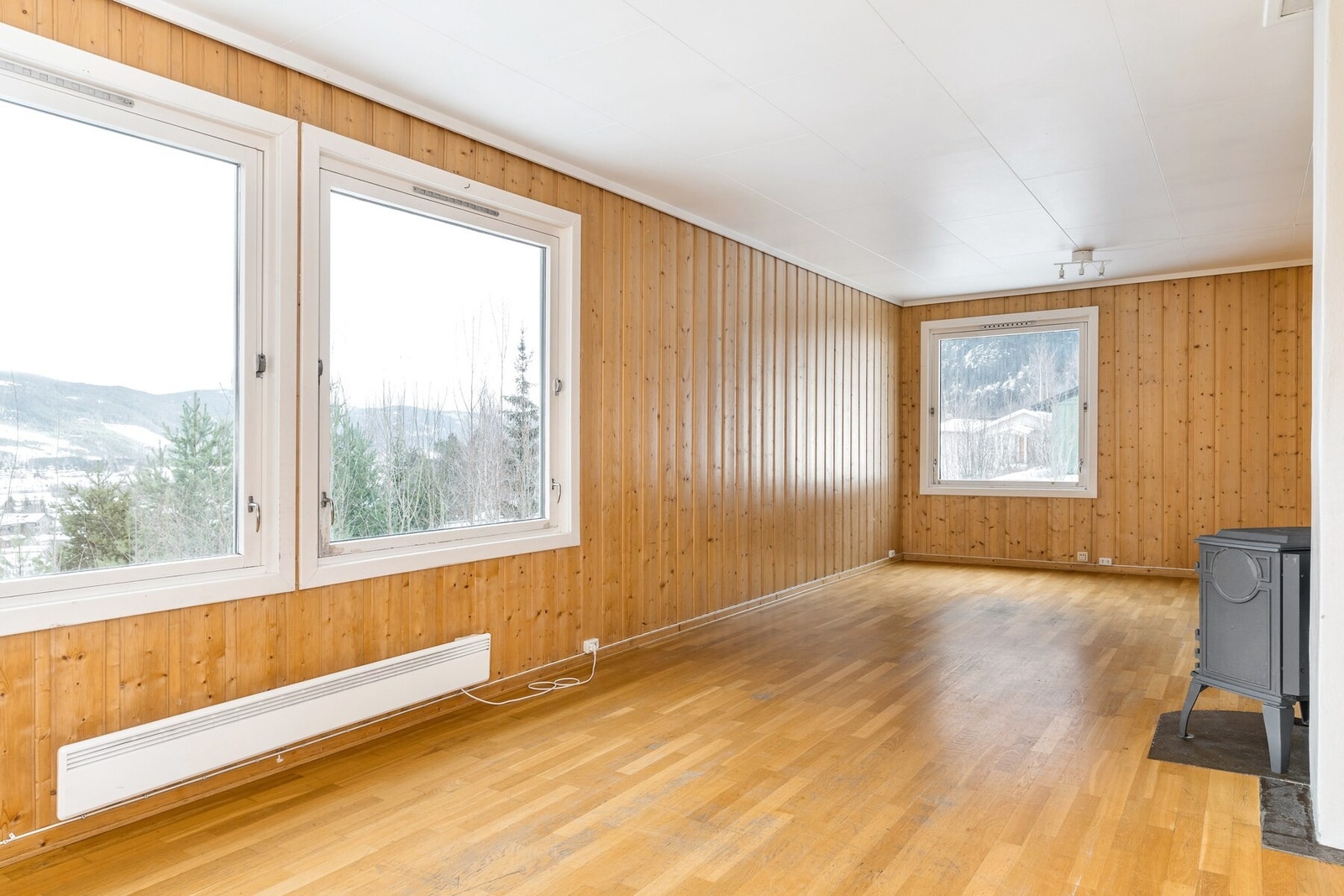 Stuen er stor og har plass til flere sittegrupper. Galleribilde