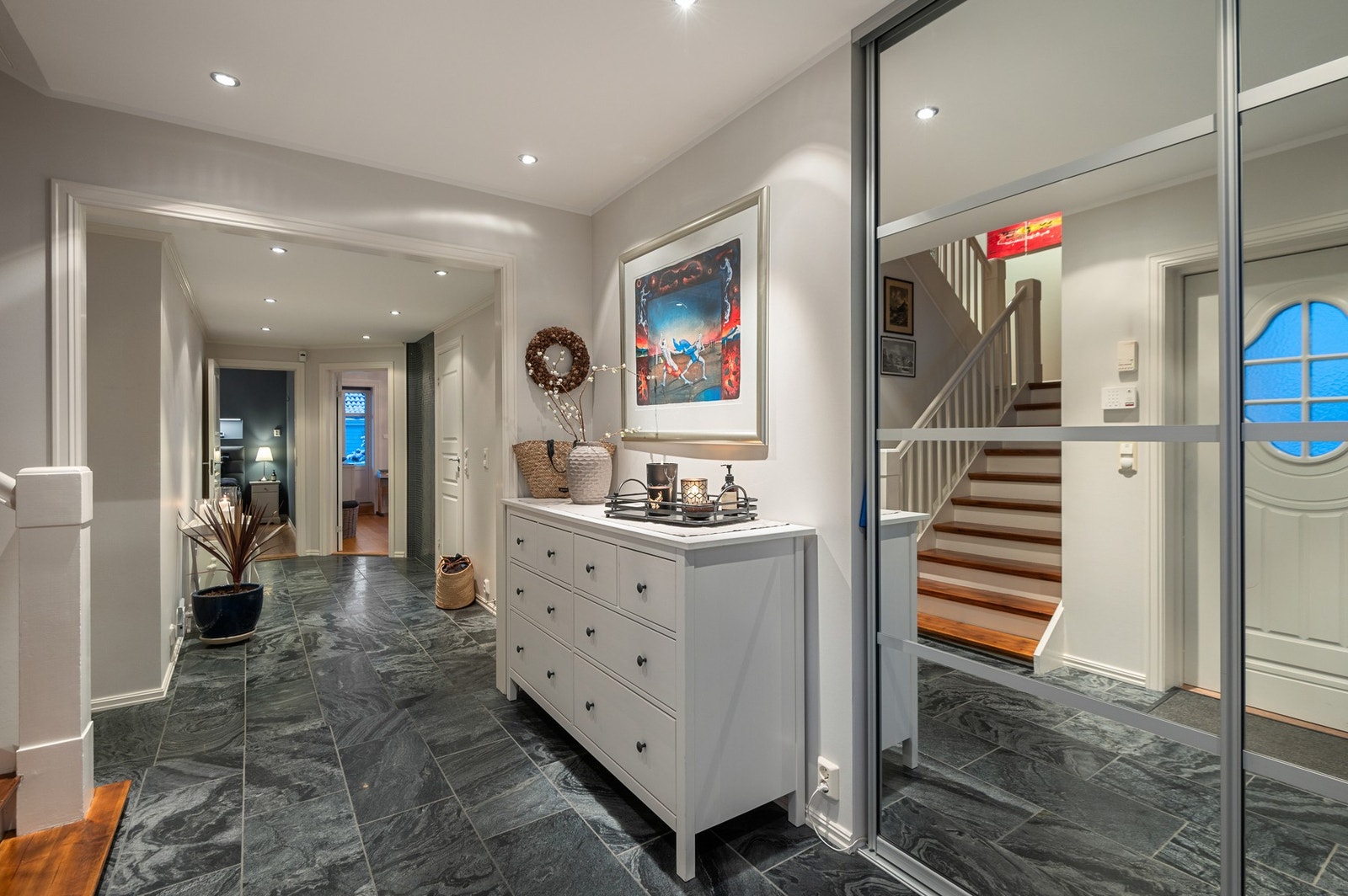 Første etasje byr på blant annet tre store soverom, diger walk-in garderobe og et romslig bad/vaskerom. Galleribilde