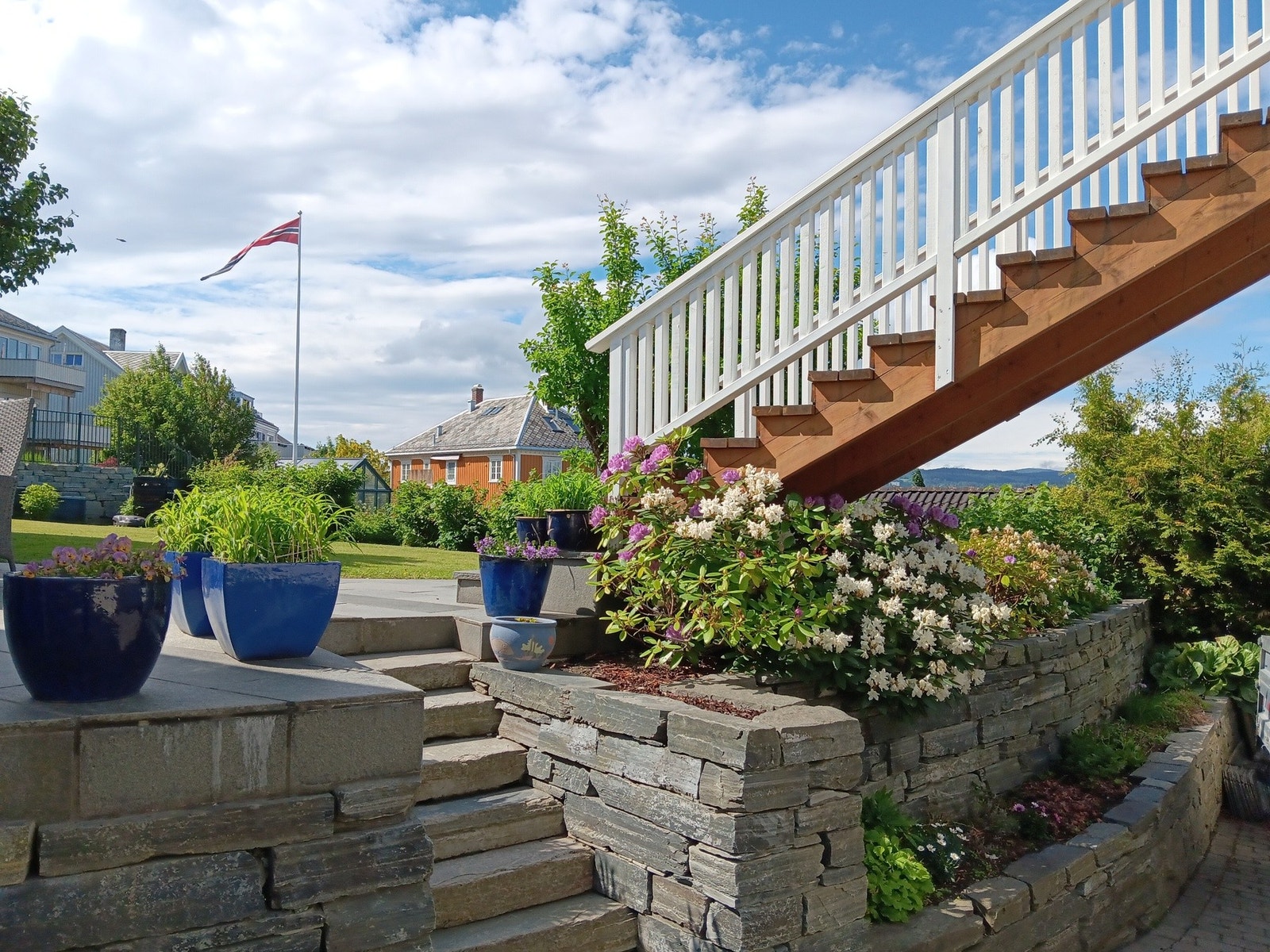 Utrolig flott og gjennomført hage. (selgers egne bilder) Galleribilde